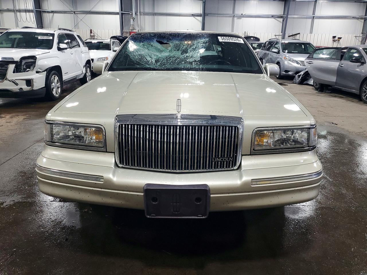 1997 Lincoln Town Car Executive Gold vin: 1LNLM81W0VY754975