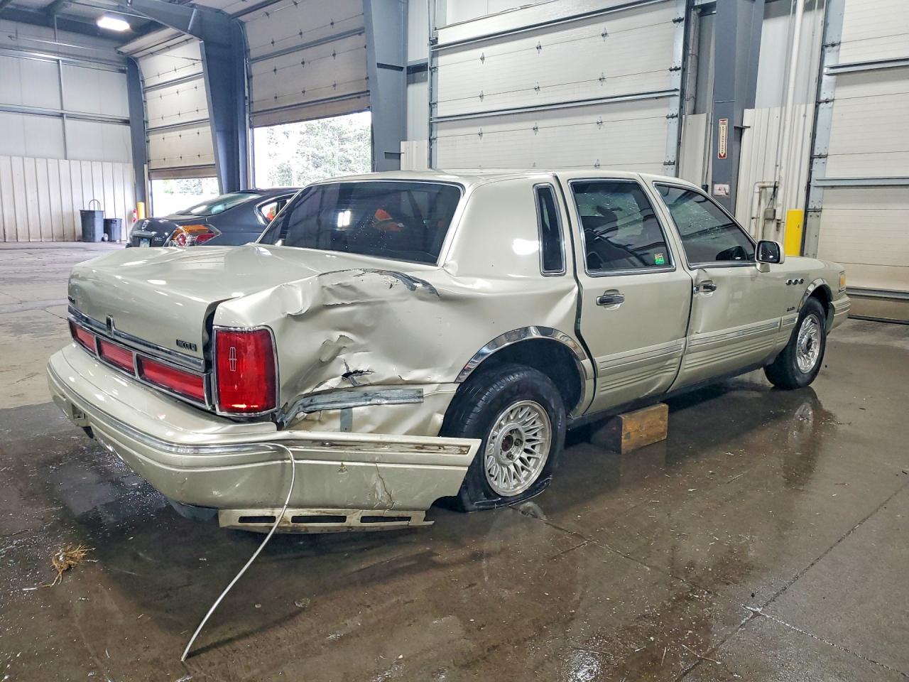 1997 Lincoln Town Car Executive Gold vin: 1LNLM81W0VY754975