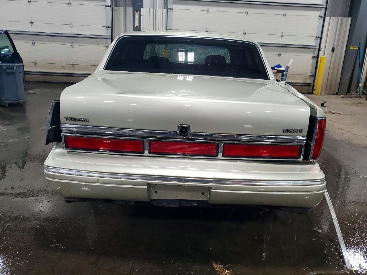 1997 Lincoln Town Car Executive Gold vin: 1LNLM81W0VY754975