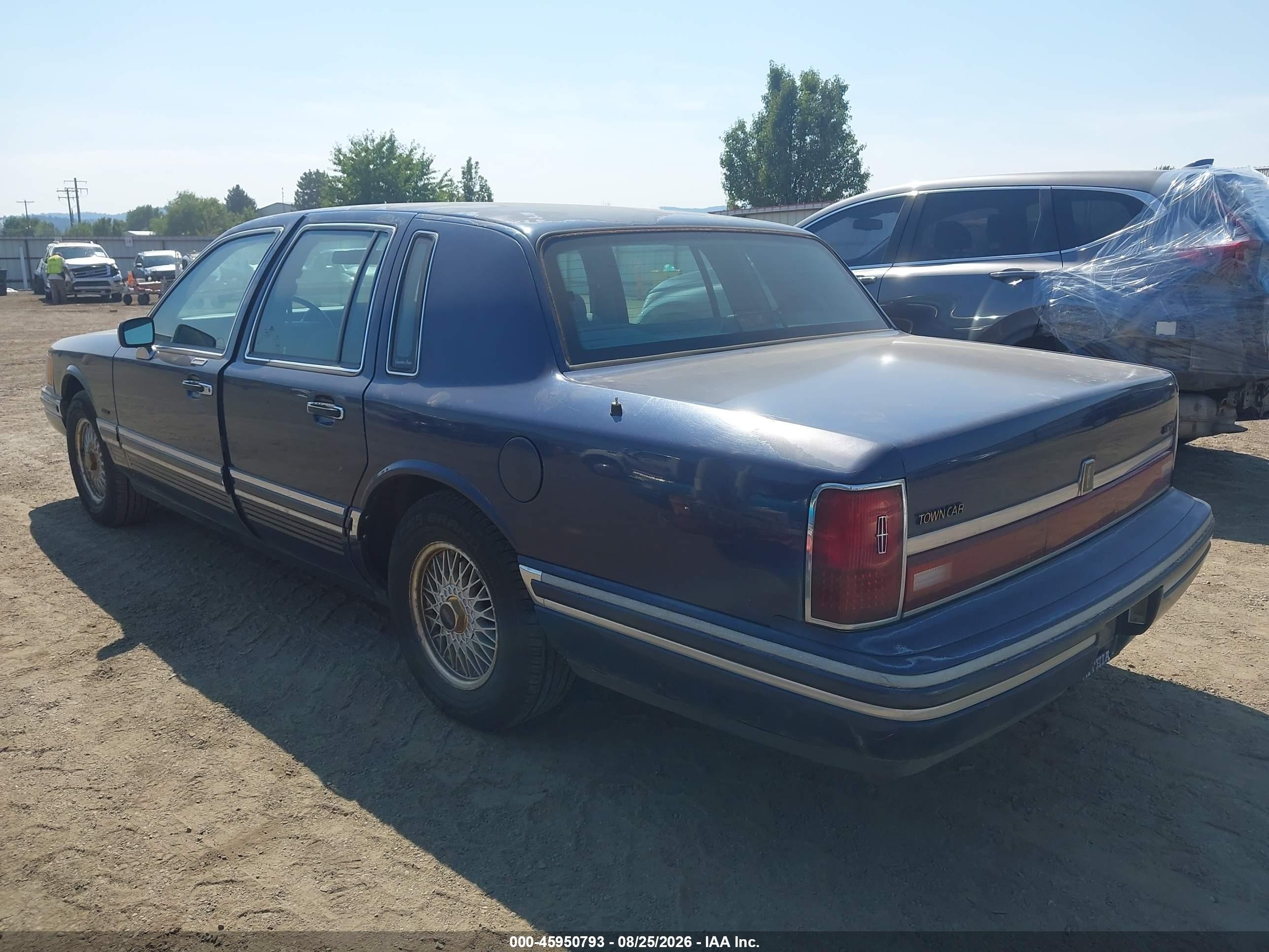 1994 Lincoln Town Car Executive Dark Blue vin: 1LNLM81W1RY710490