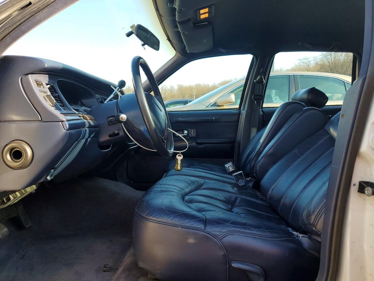 1995 Lincoln Town Car Executive Белый vin: 1LNLM81W1SY619578