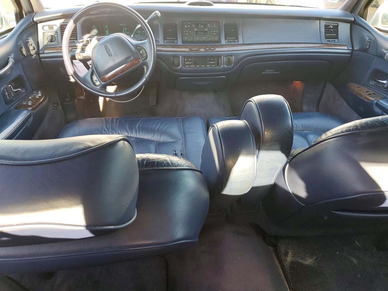 1995 Lincoln Town Car Executive Белый vin: 1LNLM81W1SY619578