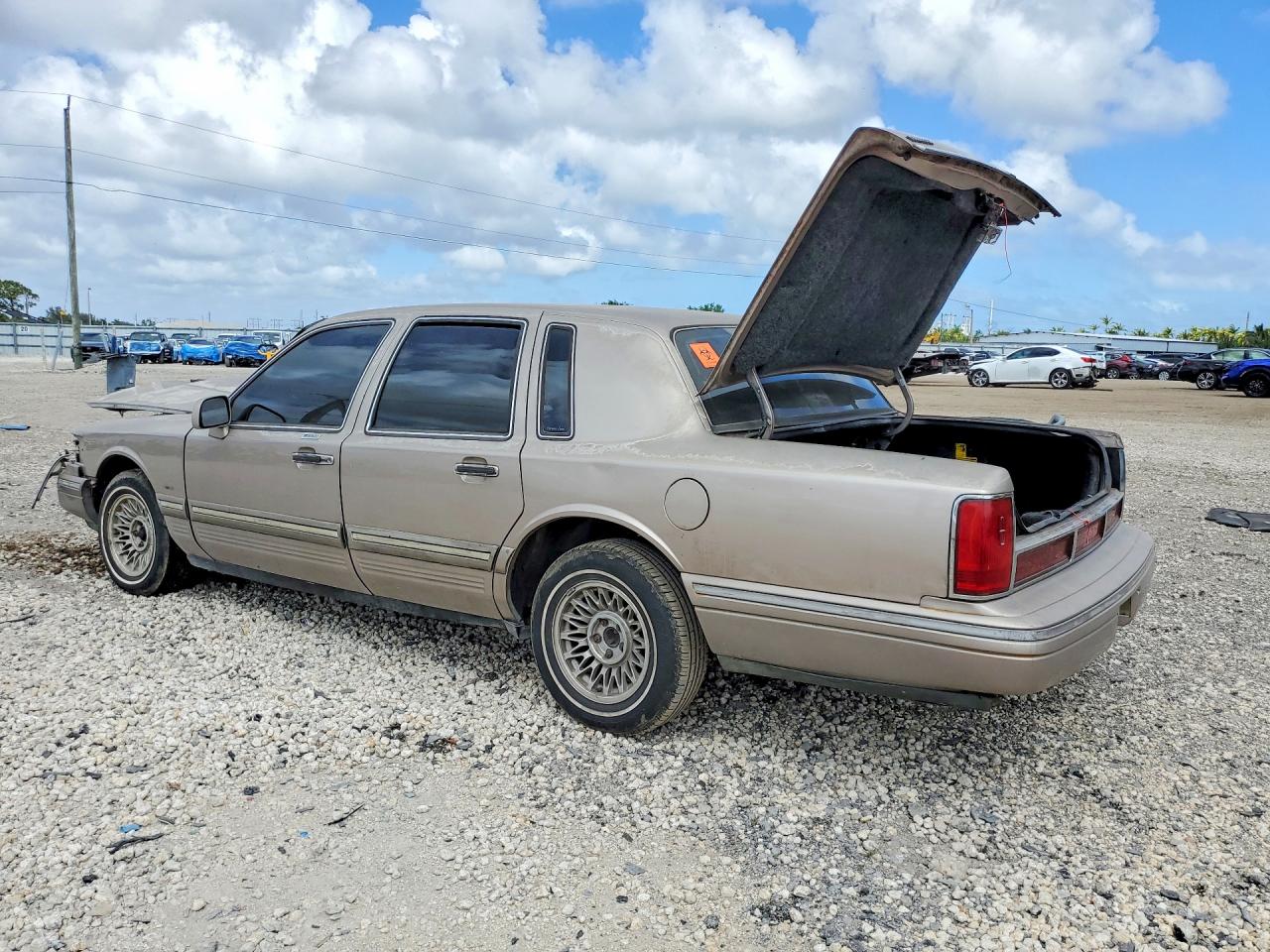 1995 Lincoln Town Car Executive Бежевый vin: 1LNLM81W1SY671793
