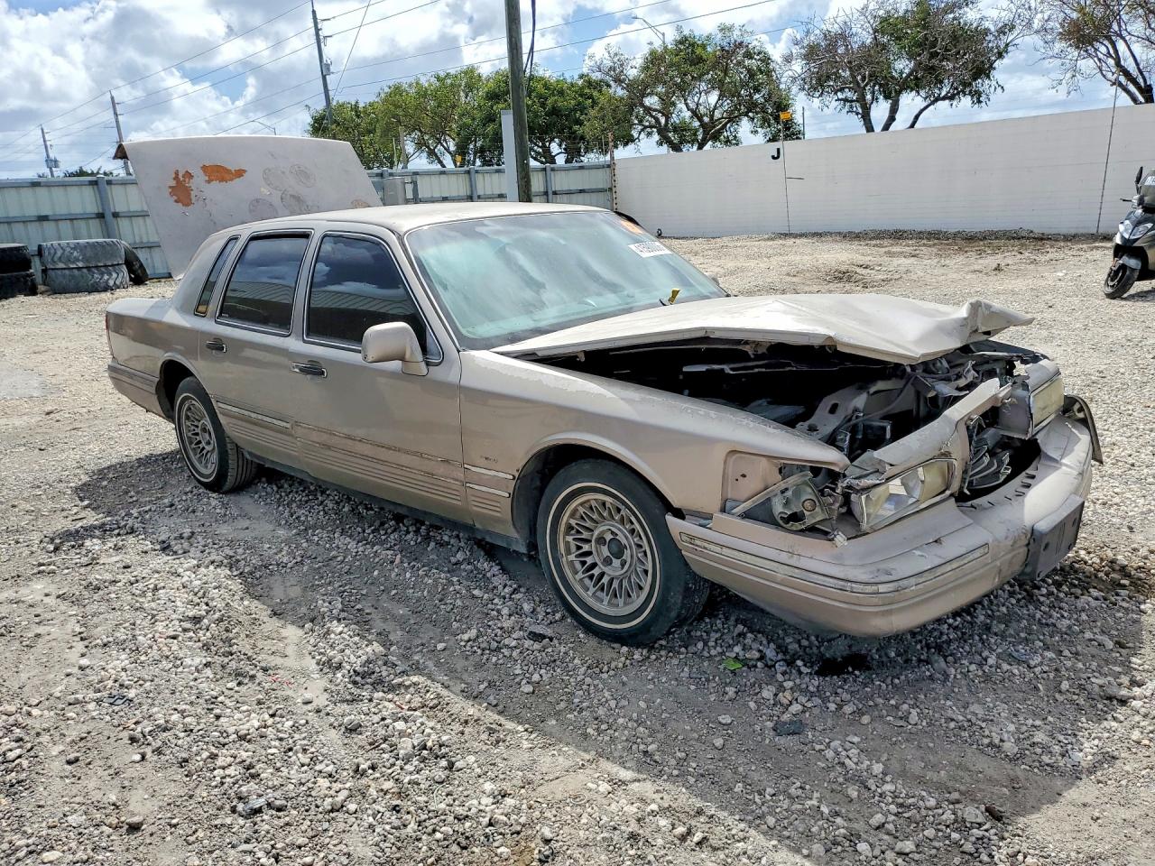 1995 Lincoln Town Car Executive Бежевый vin: 1LNLM81W1SY671793