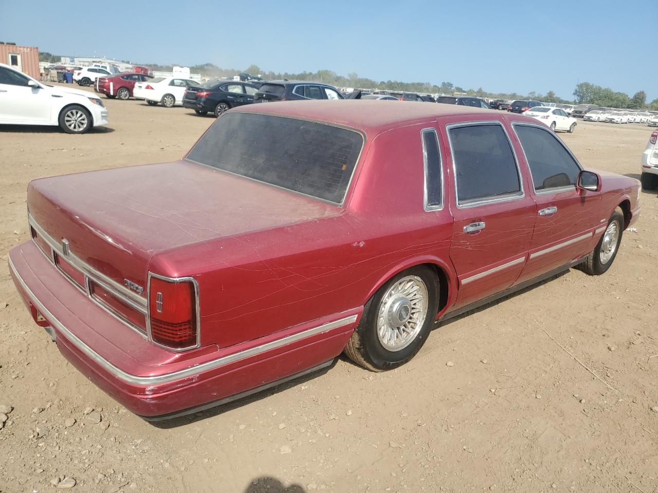 1995 Lincoln Town Car Executive Red vin: 1LNLM81W1SY732611