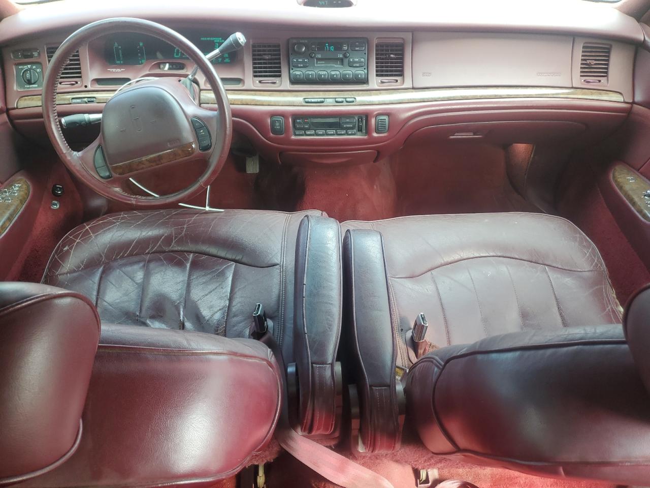 1995 Lincoln Town Car Executive Red vin: 1LNLM81W1SY732611