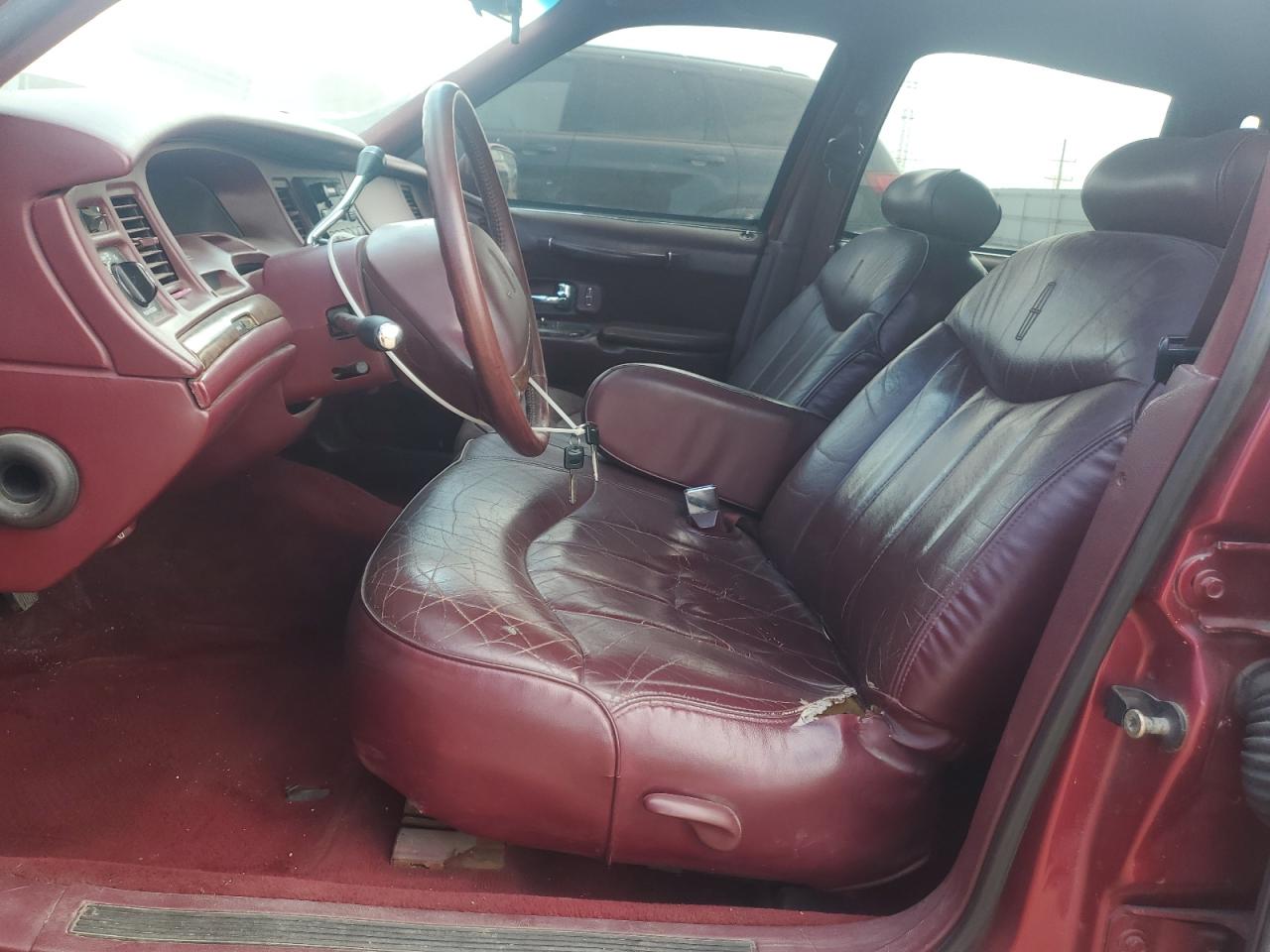 1995 Lincoln Town Car Executive Red vin: 1LNLM81W1SY732611