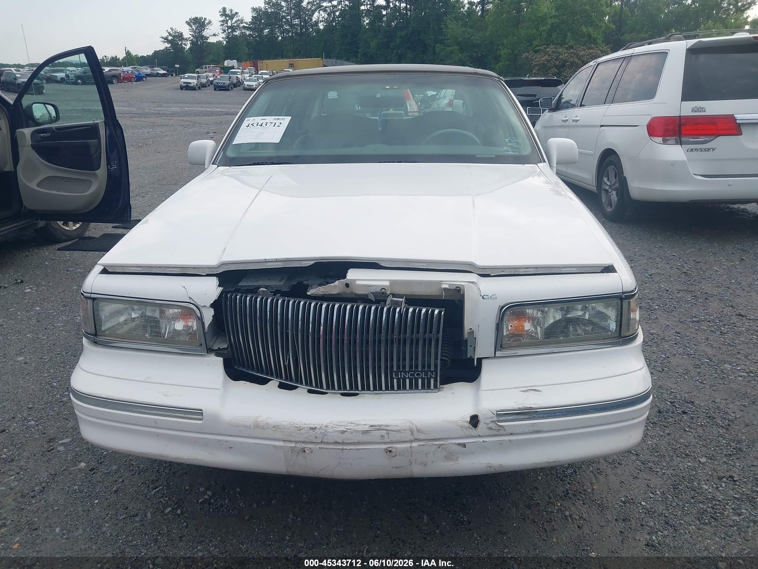 1996 Lincoln Town Car Executive White vin: 1LNLM81W1TY627634