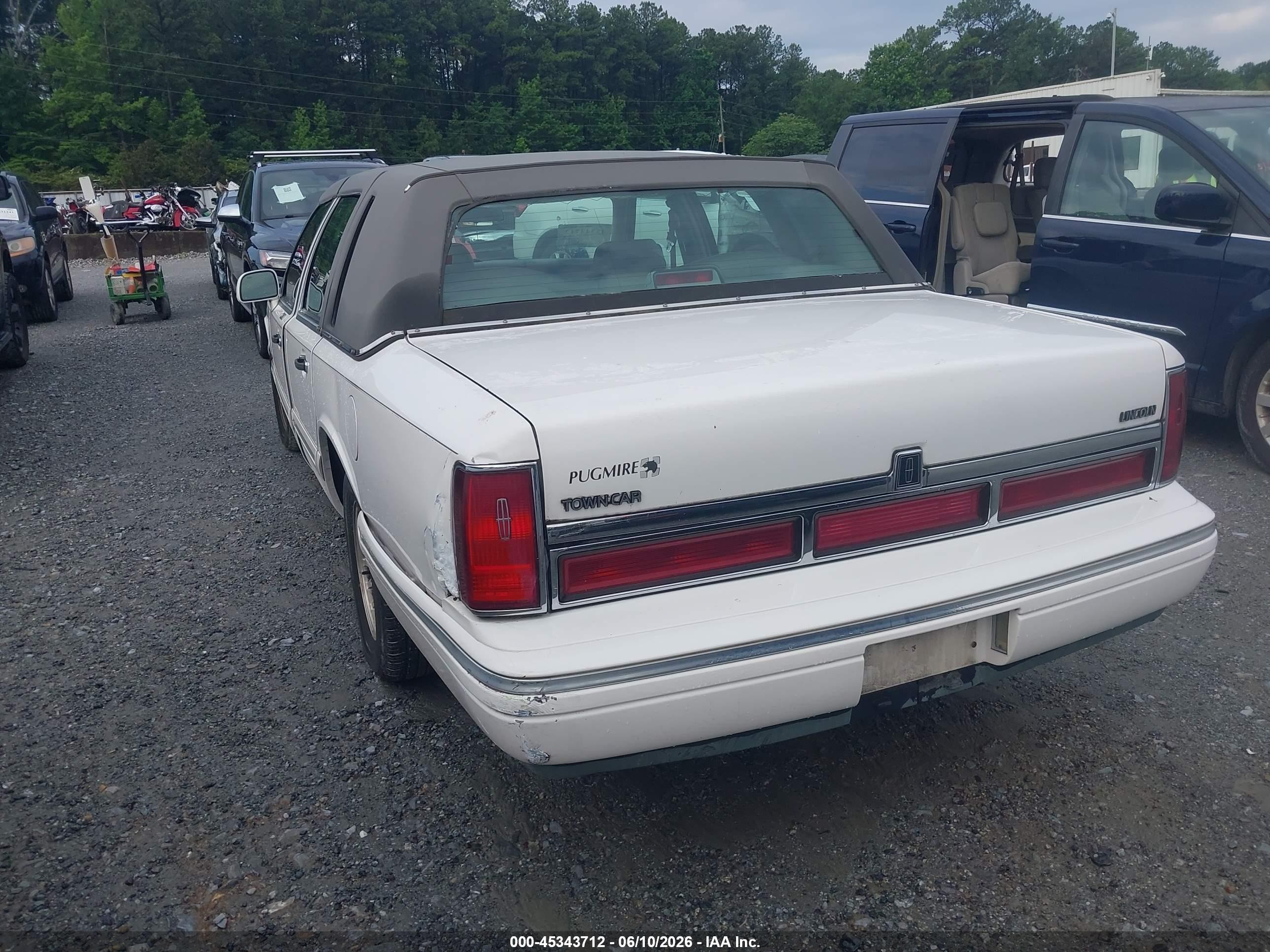 1996 Lincoln Town Car Executive White vin: 1LNLM81W1TY627634