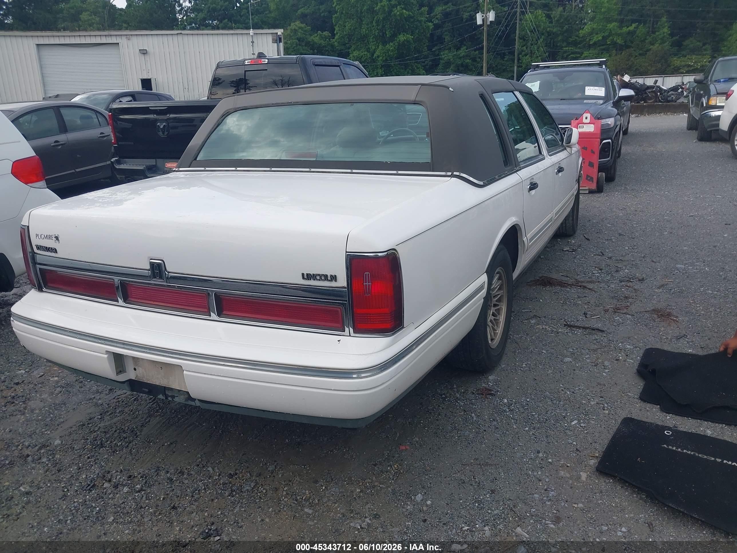 1996 Lincoln Town Car Executive White vin: 1LNLM81W1TY627634