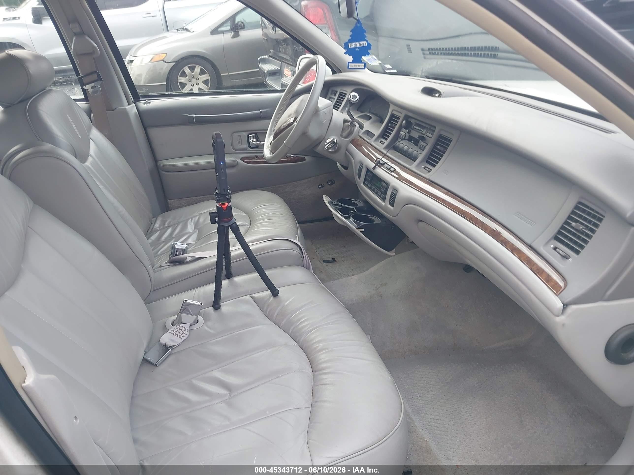 1996 Lincoln Town Car Executive White vin: 1LNLM81W1TY627634