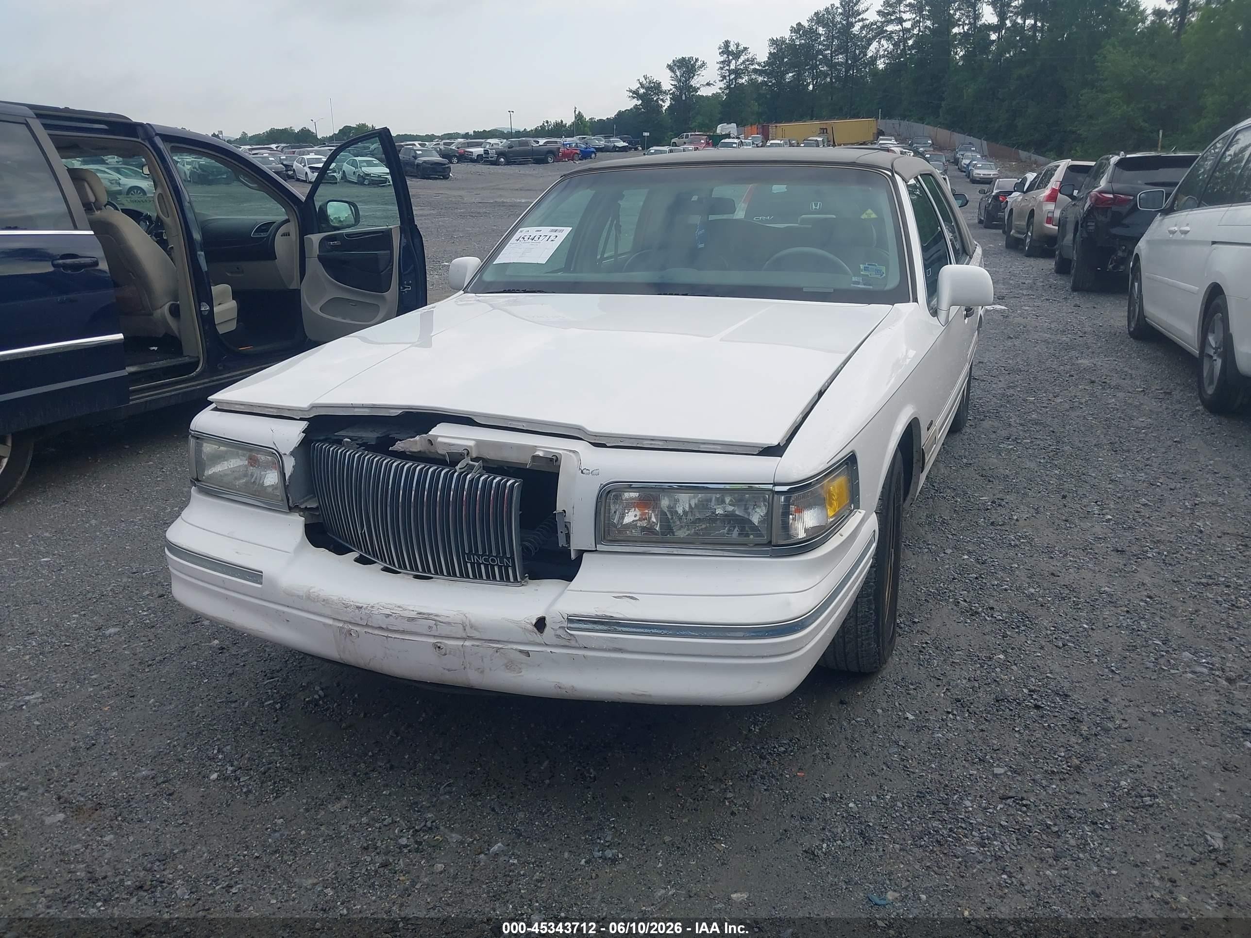 1996 Lincoln Town Car Executive White vin: 1LNLM81W1TY627634