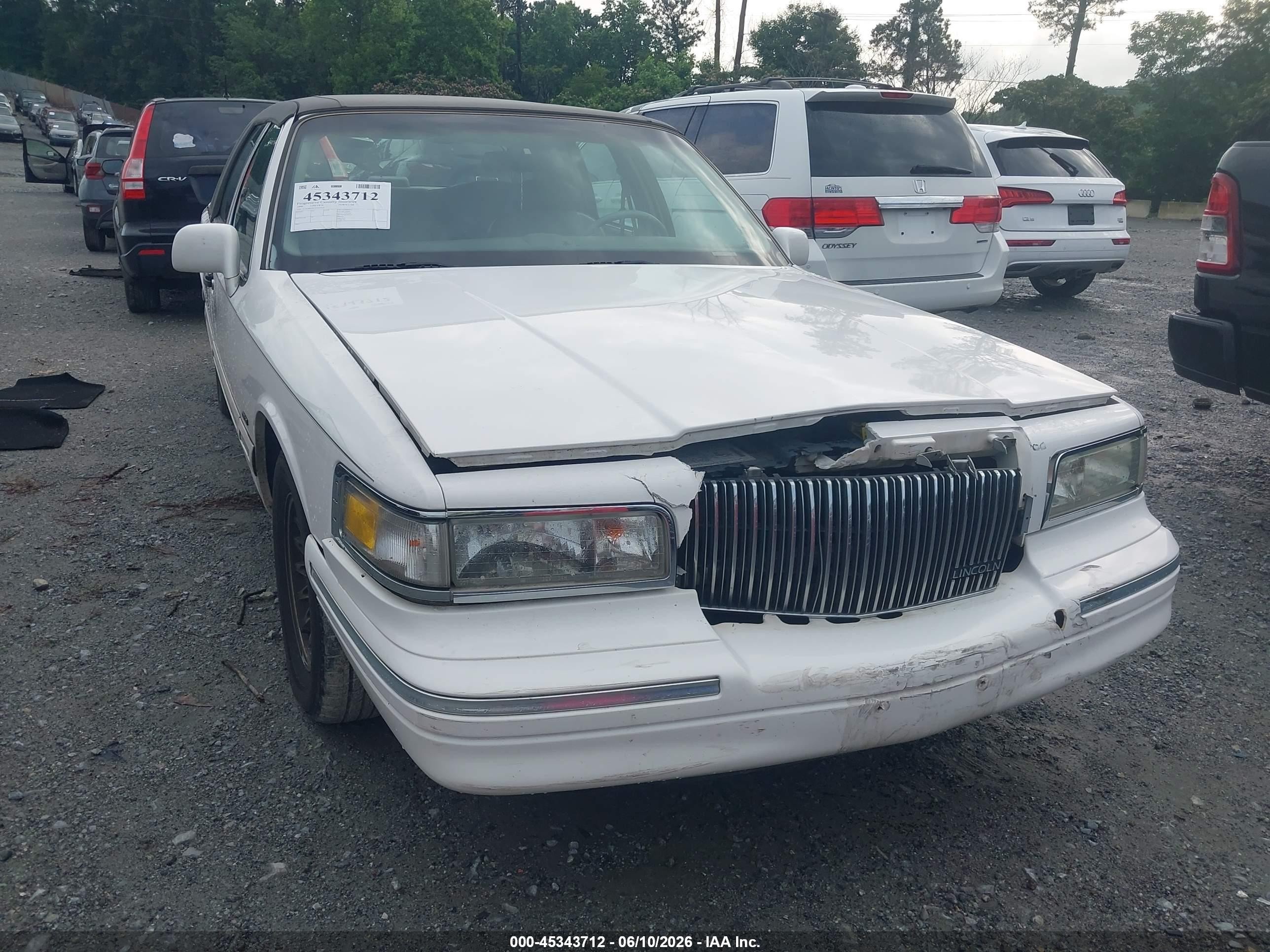 1996 Lincoln Town Car Executive White vin: 1LNLM81W1TY627634