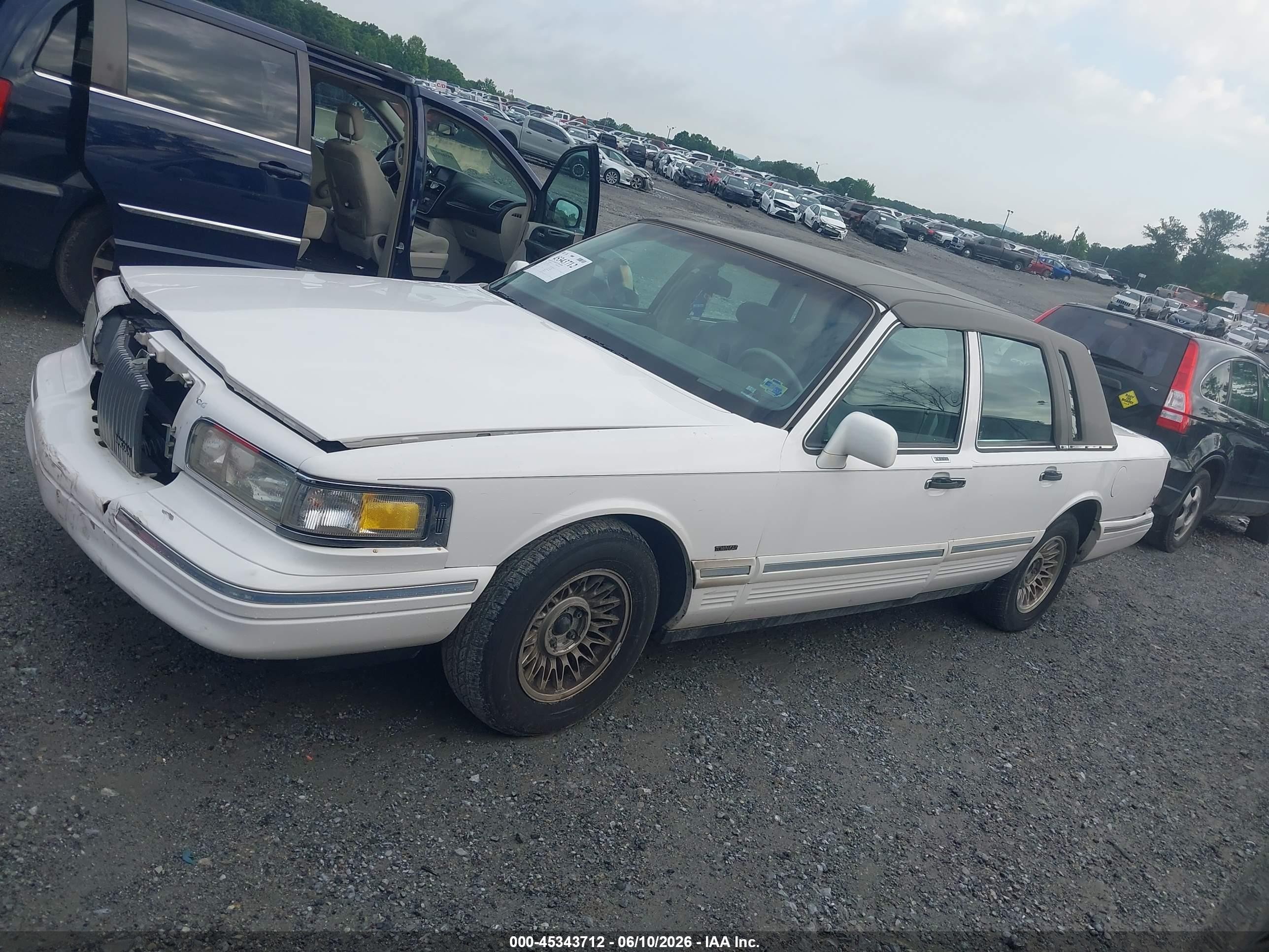 1996 Lincoln Town Car Executive White vin: 1LNLM81W1TY627634