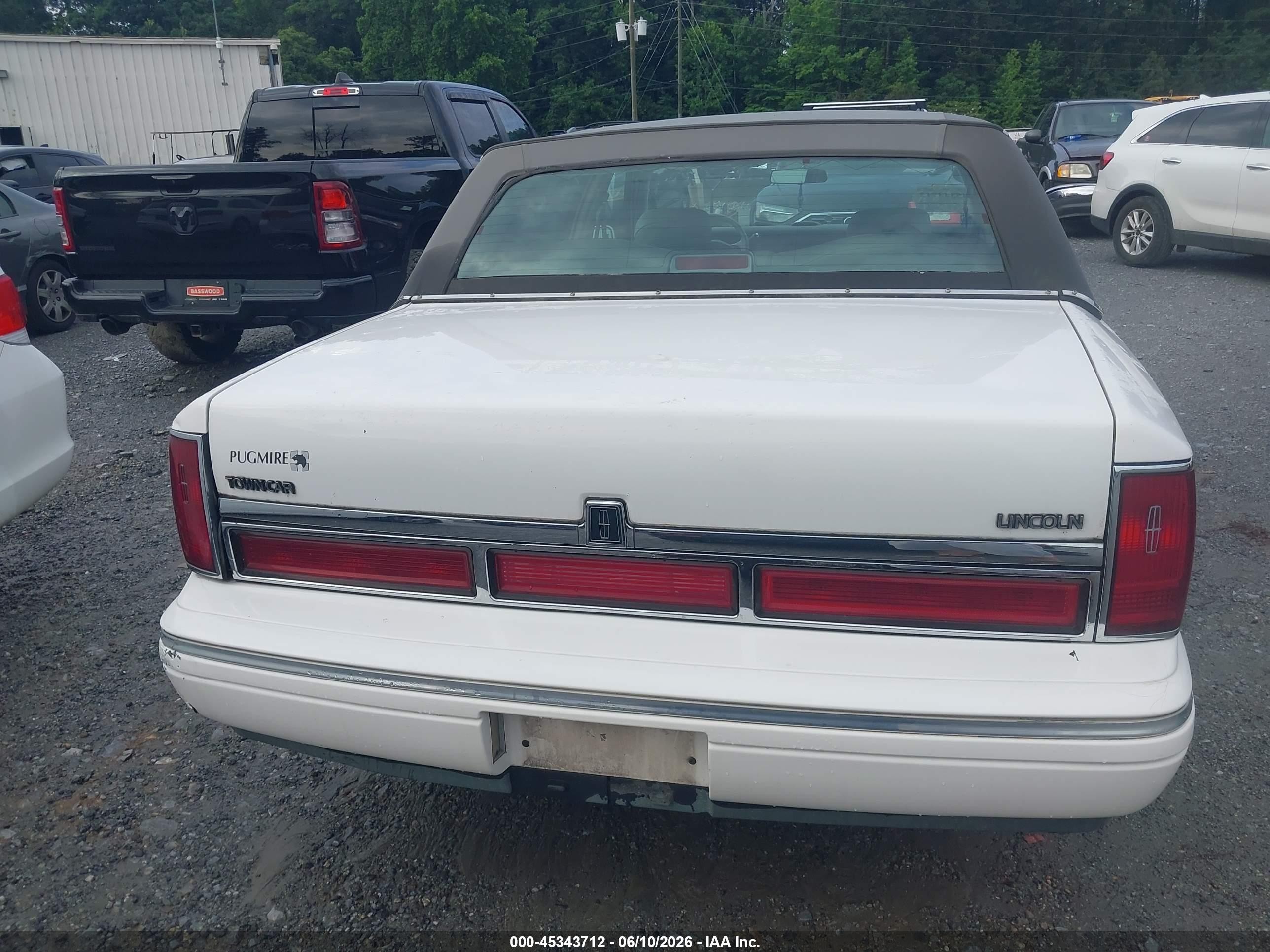 1996 Lincoln Town Car Executive White vin: 1LNLM81W1TY627634