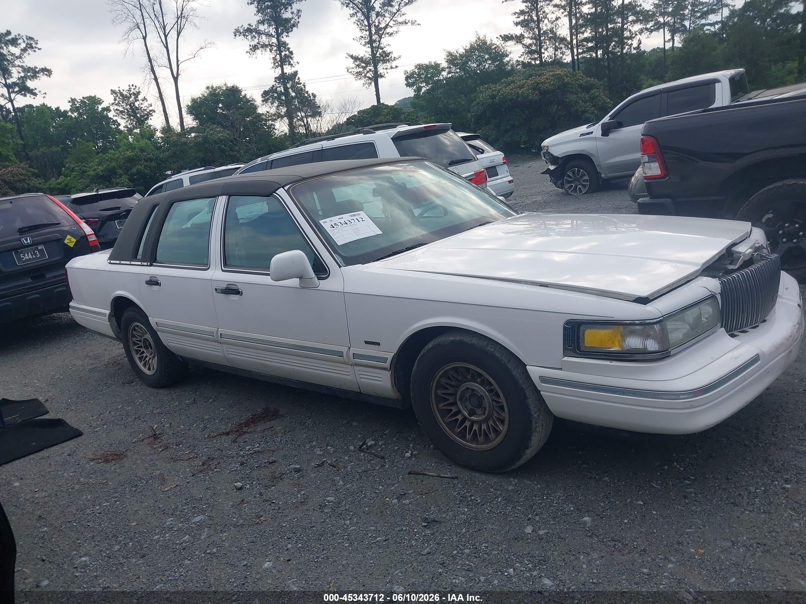 1996 Lincoln Town Car Executive White vin: 1LNLM81W1TY627634