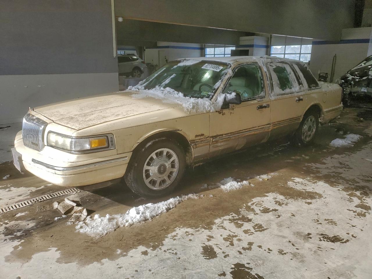 1997 Lincoln Town Car Executive Beige vin: 1LNLM81W1VY601022