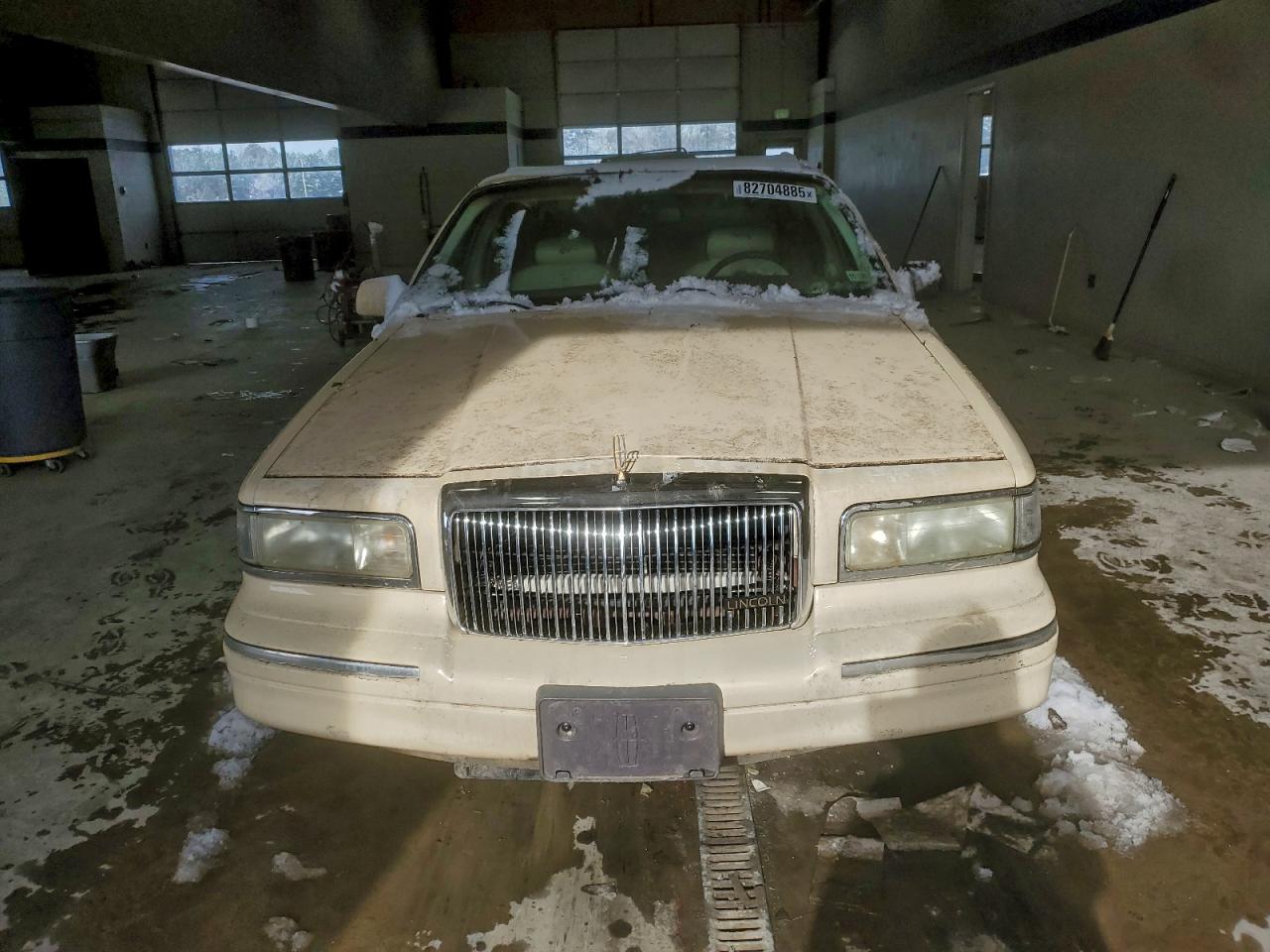1997 Lincoln Town Car Executive Beige vin: 1LNLM81W1VY601022
