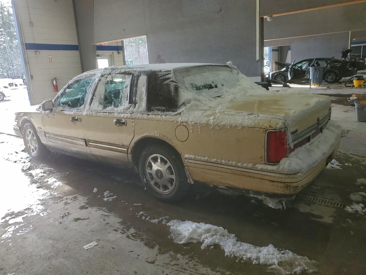 1997 Lincoln Town Car Executive Beige vin: 1LNLM81W1VY601022