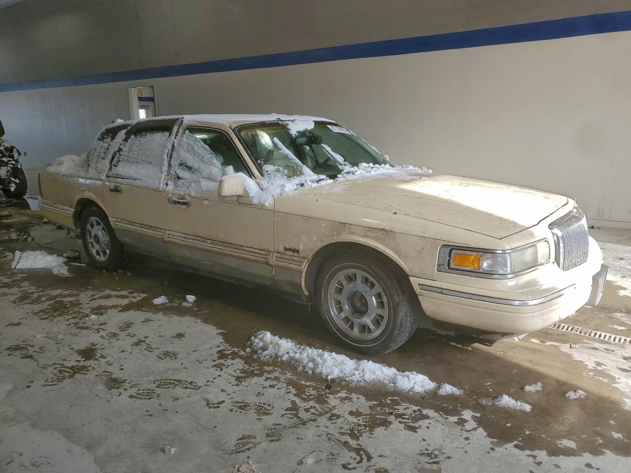 1997 Lincoln Town Car Executive Beige vin: 1LNLM81W1VY601022