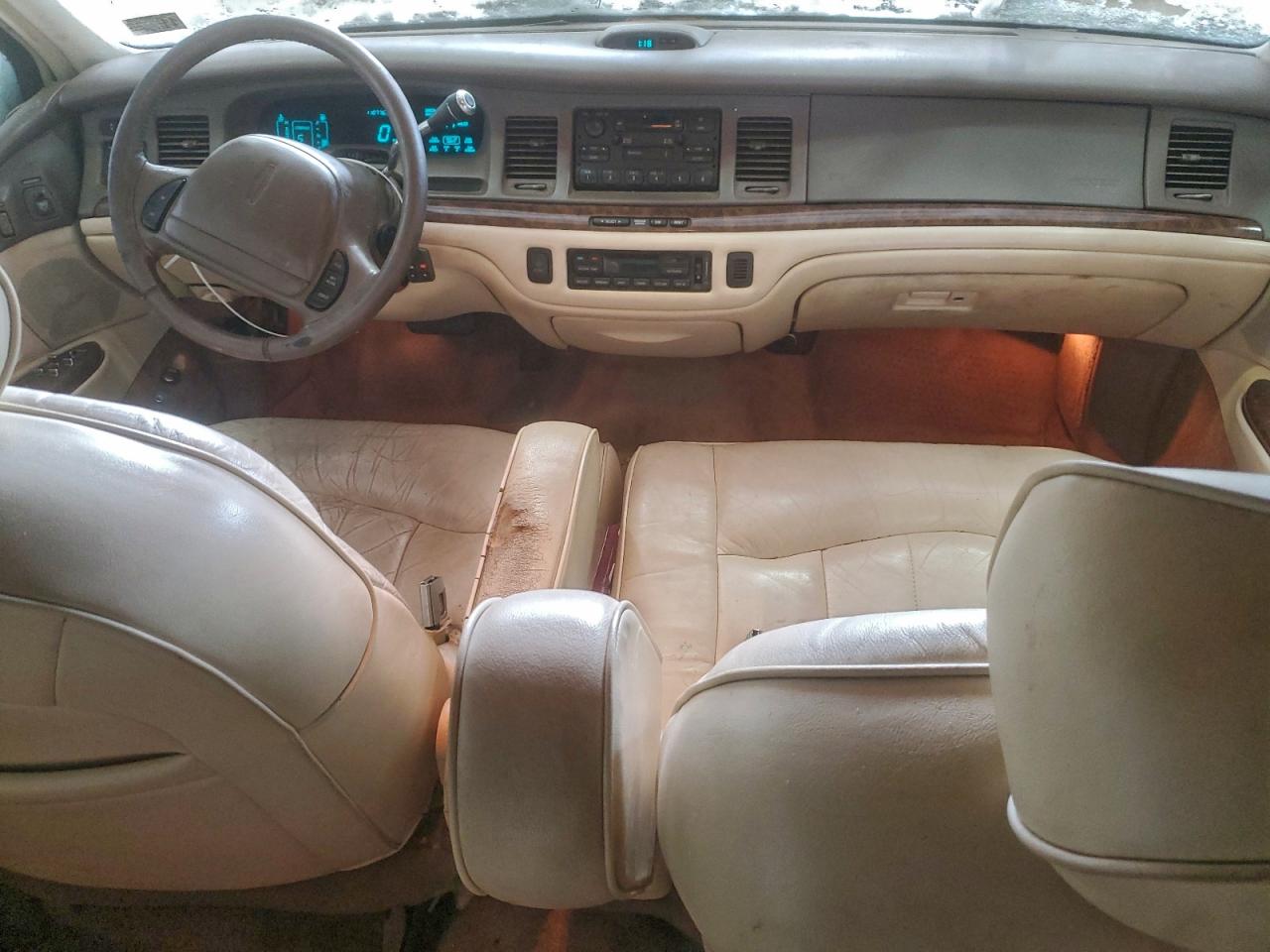 1997 Lincoln Town Car Executive Beige vin: 1LNLM81W1VY601022