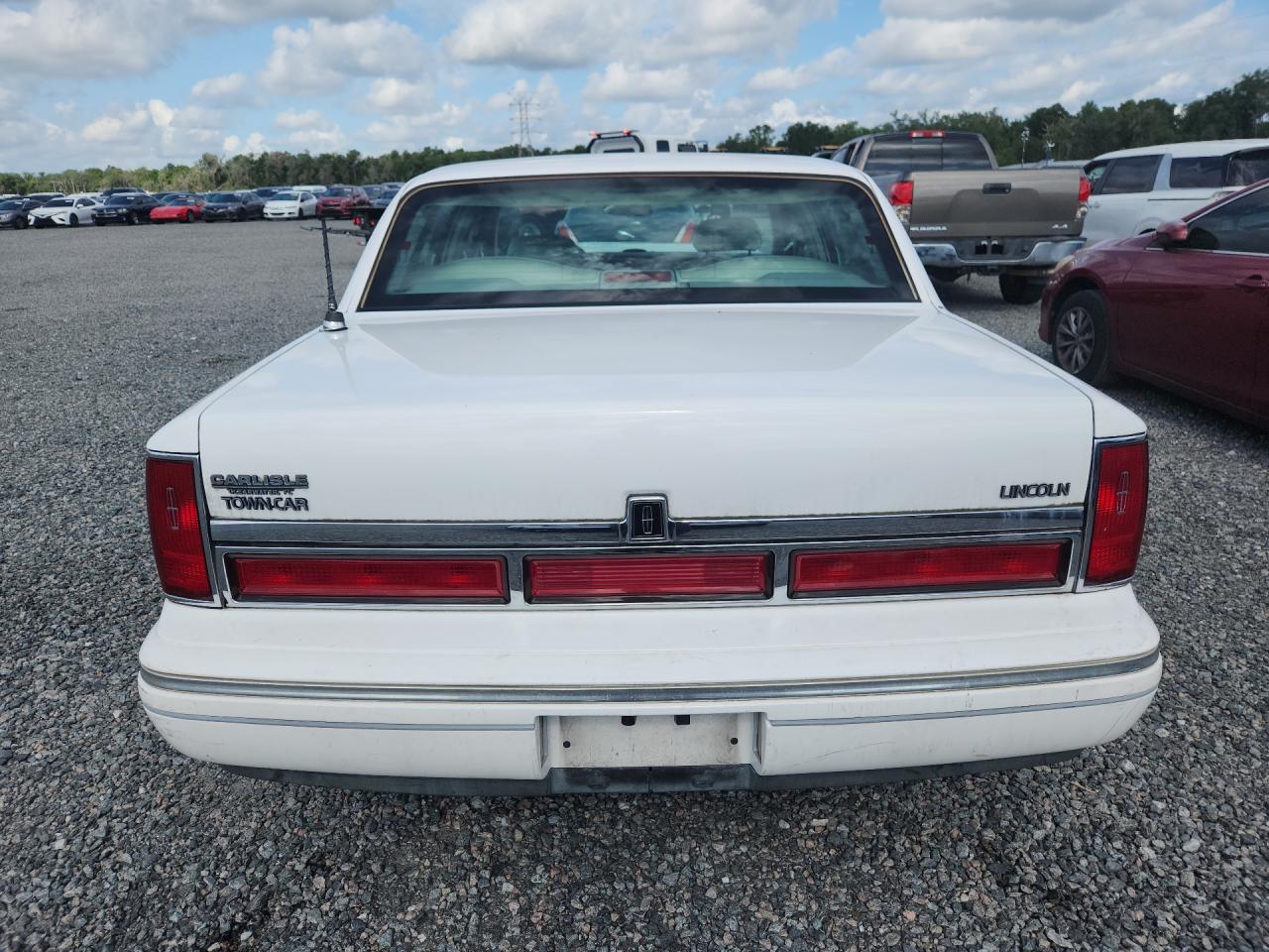 1996 Lincoln Town Car Executive White vin: 1LNLM81W3TY732899