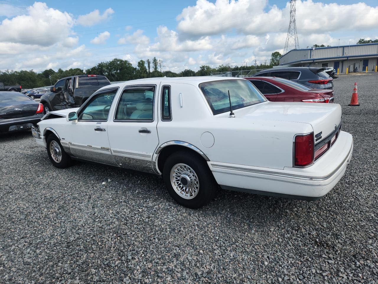 1996 Lincoln Town Car Executive White vin: 1LNLM81W3TY732899