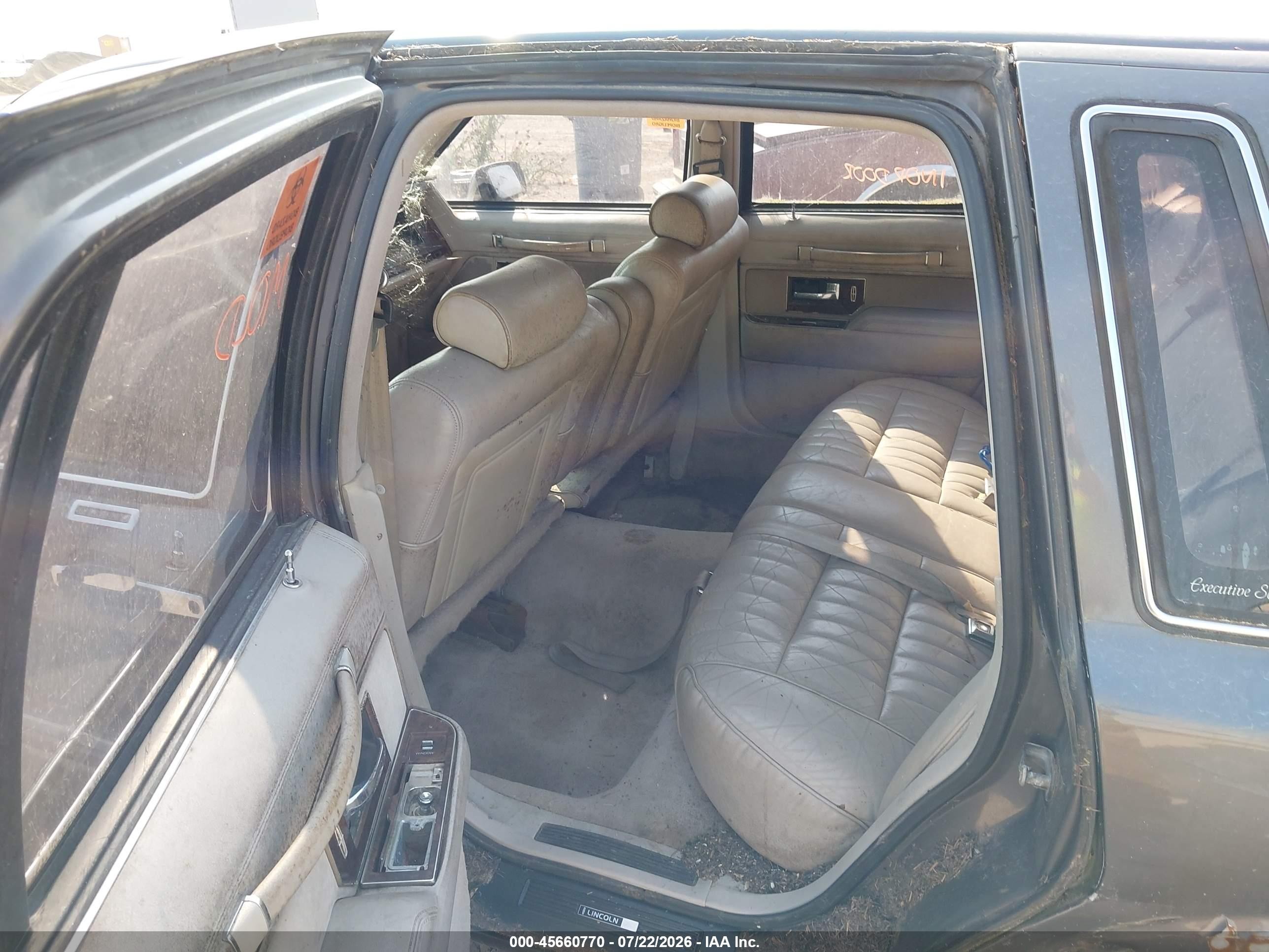 1992 Lincoln Town Car Executive Gray vin: 1LNLM81W4NY638727