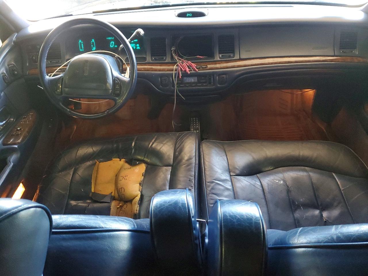 1996 Lincoln Town Car Executive Blue vin: 1LNLM81W4TY624517