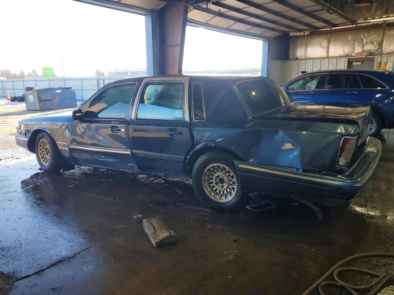 1996 Lincoln Town Car Executive Blue vin: 1LNLM81W4TY624517