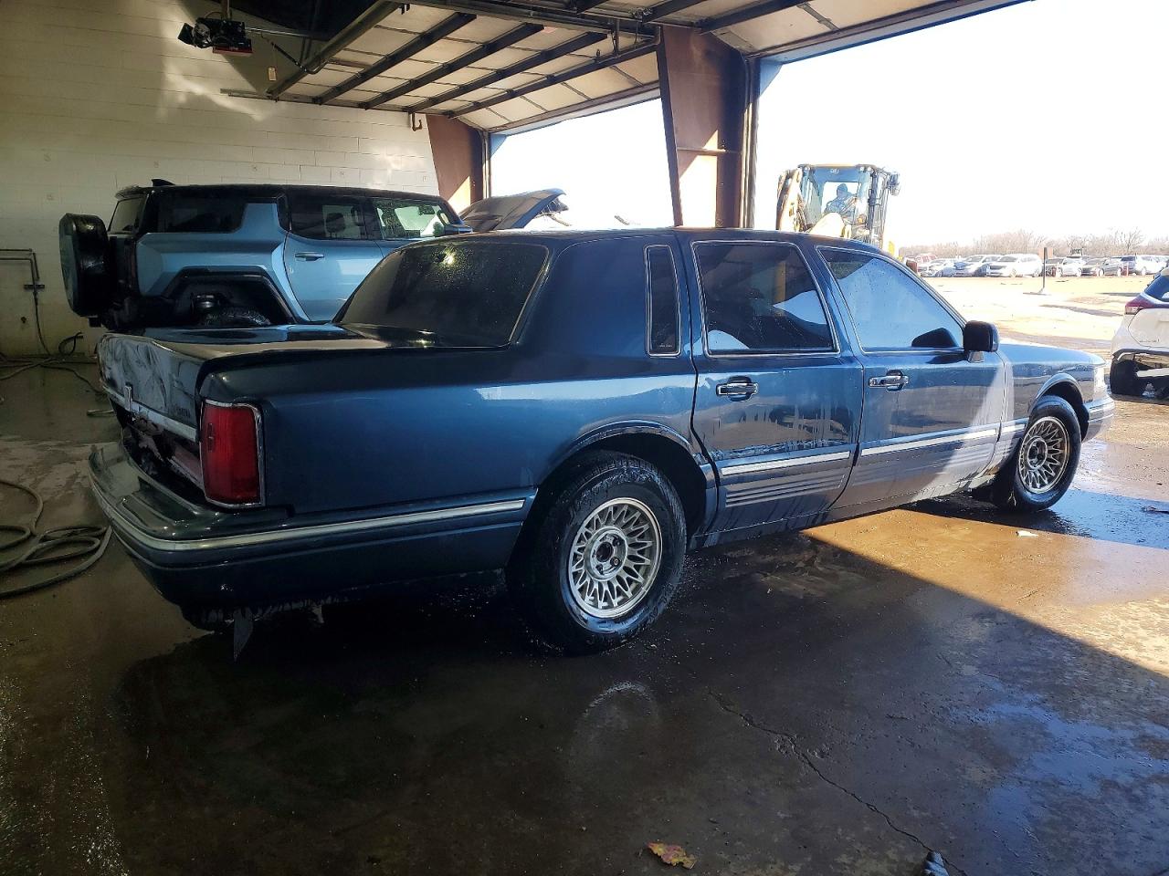 1996 Lincoln Town Car Executive Blue vin: 1LNLM81W4TY624517