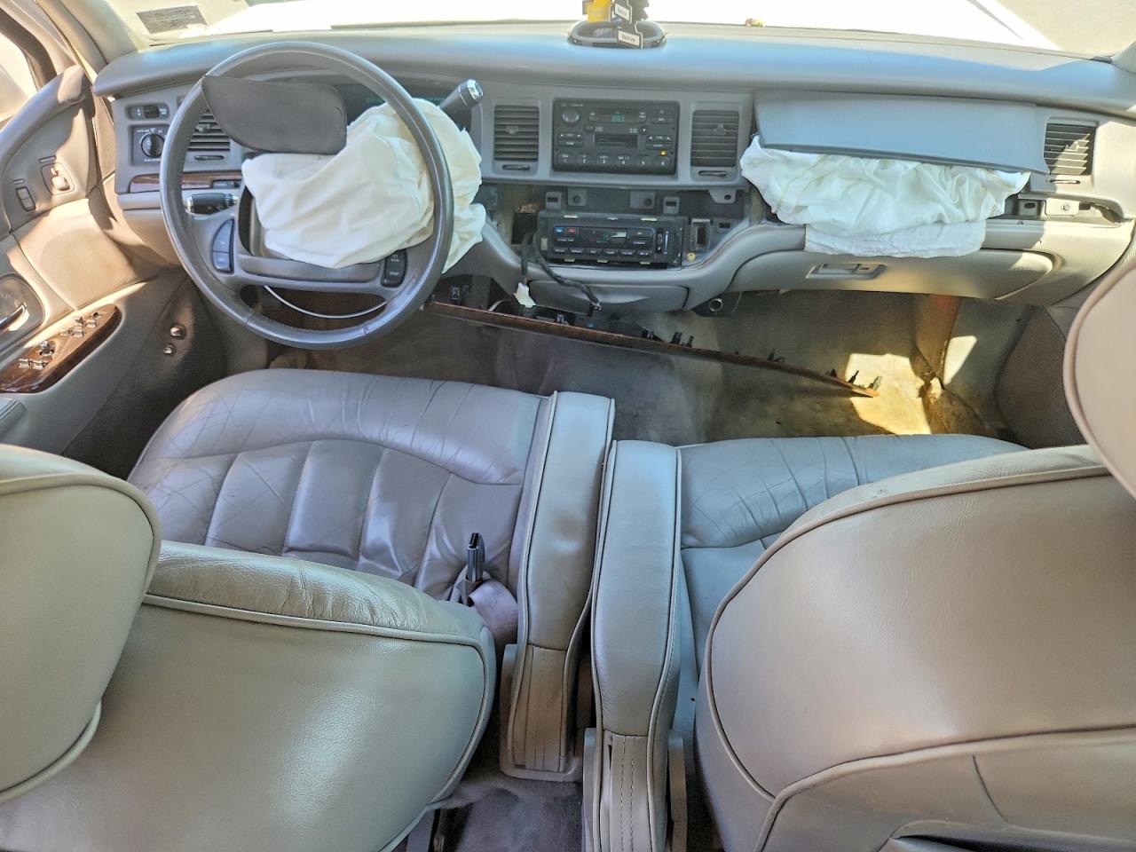 1997 Lincoln Town Car Executive Белый vin: 1LNLM81W4VY626318