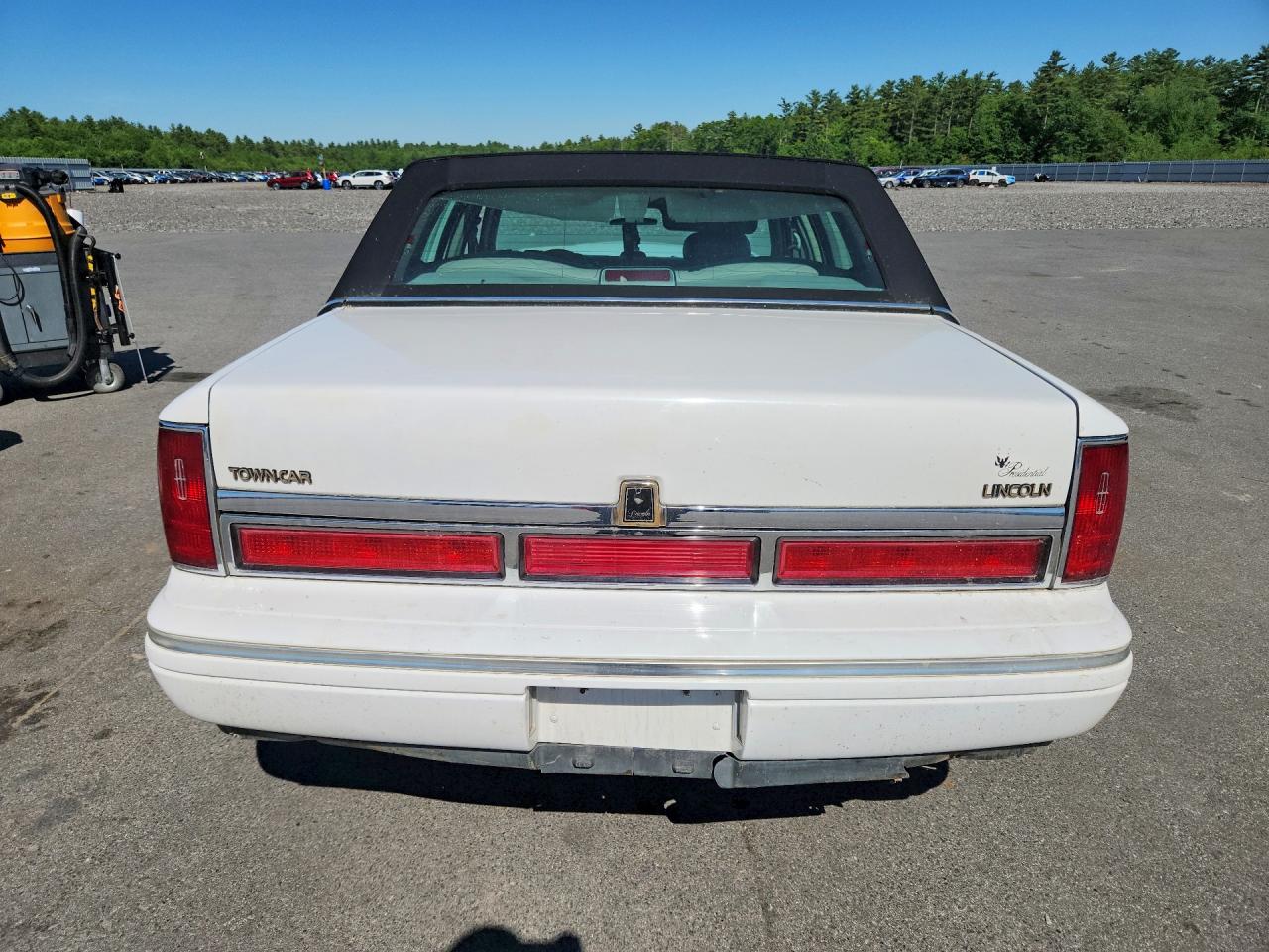 1997 Lincoln Town Car Executive Белый vin: 1LNLM81W4VY626318