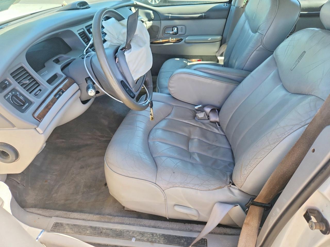 1997 Lincoln Town Car Executive Белый vin: 1LNLM81W4VY626318