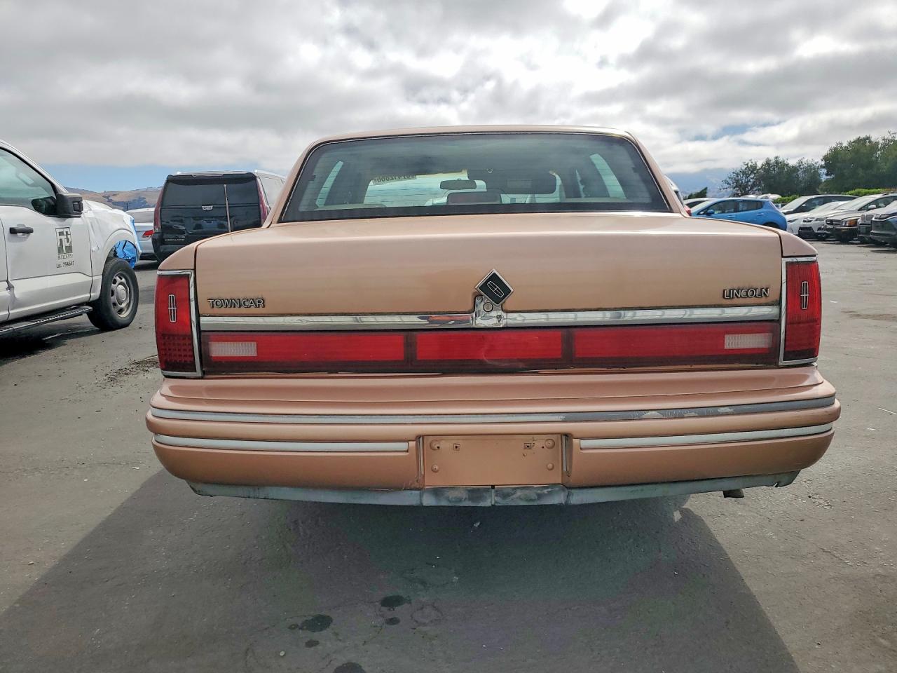 1994 Lincoln Town Car Executive Pink vin: 1LNLM81W5RY693239