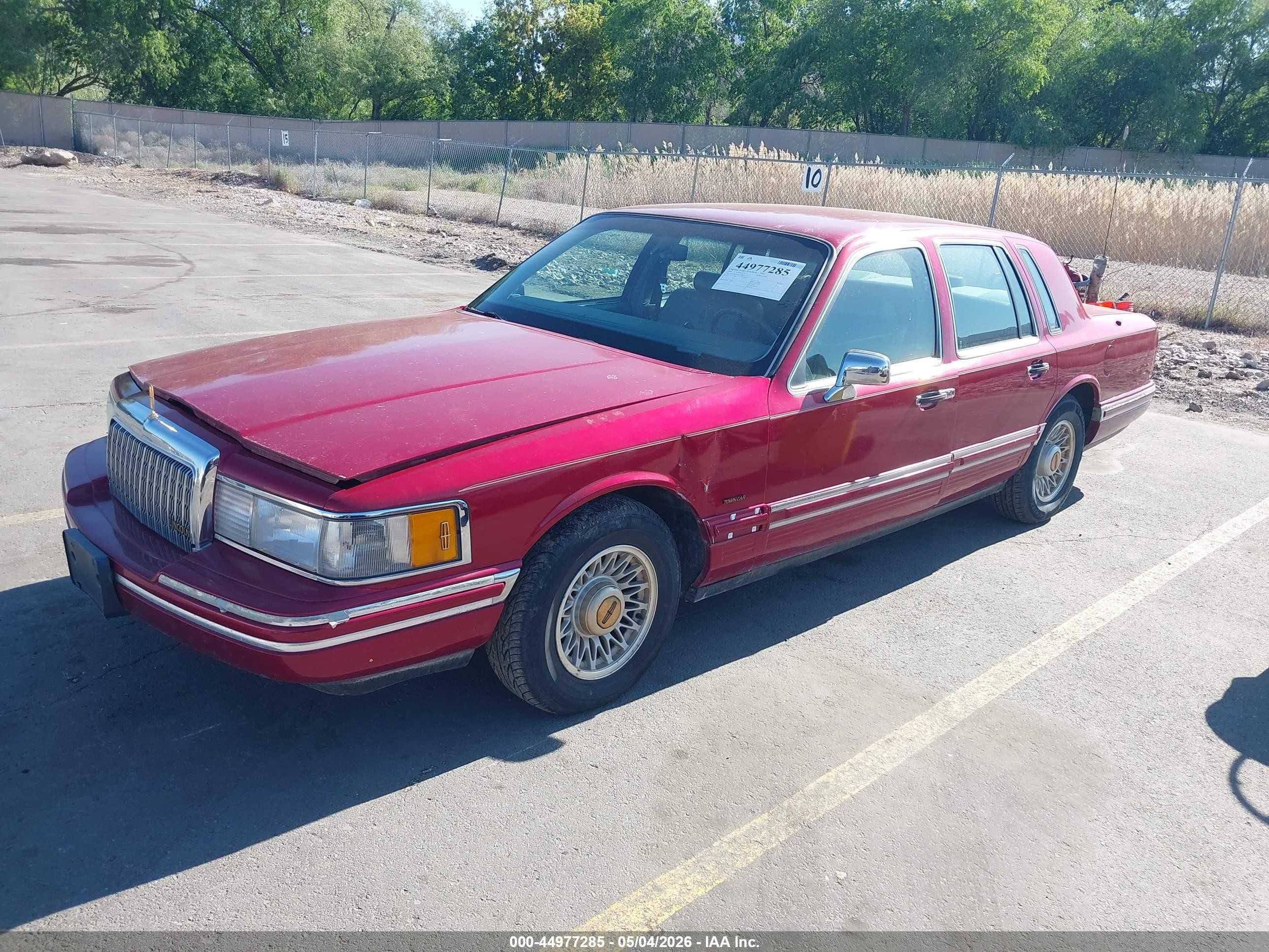 1994 Lincoln Town Car Executive Red vin: 1LNLM81W6RY729214