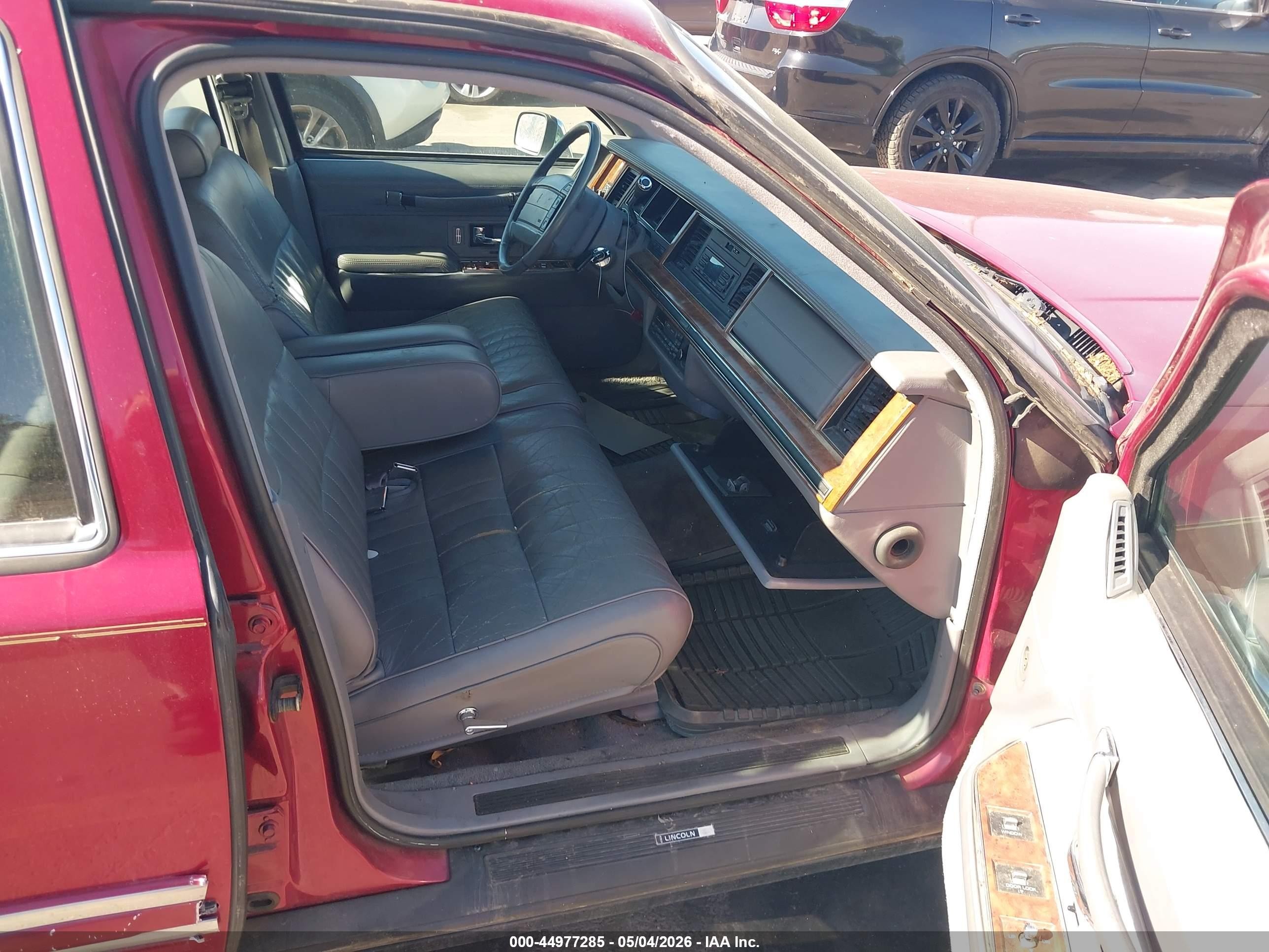1994 Lincoln Town Car Executive Red vin: 1LNLM81W6RY729214