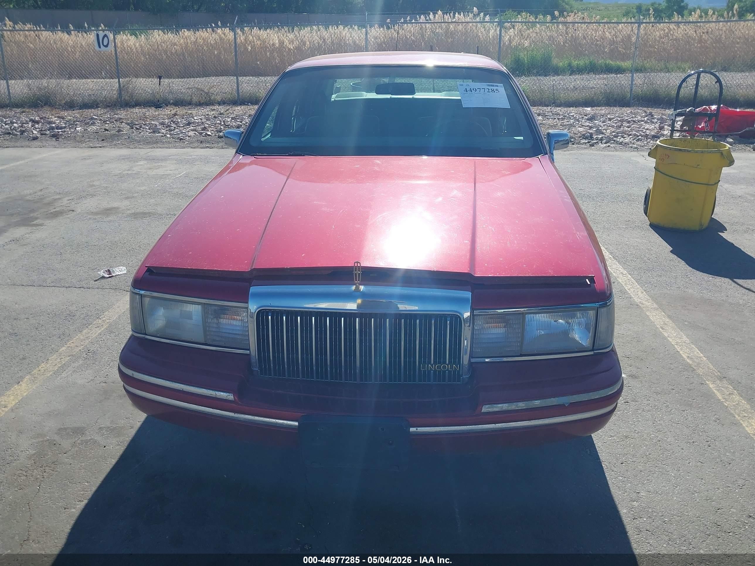 1994 Lincoln Town Car Executive Red vin: 1LNLM81W6RY729214