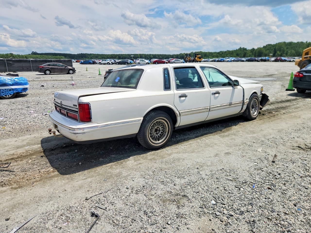 1996 Lincoln Town Car Executive White vin: 1LNLM81W6TY717314