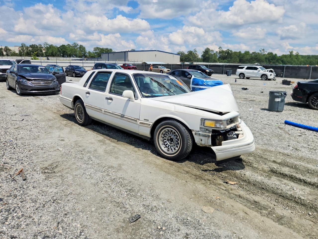 1996 Lincoln Town Car Executive White vin: 1LNLM81W6TY717314
