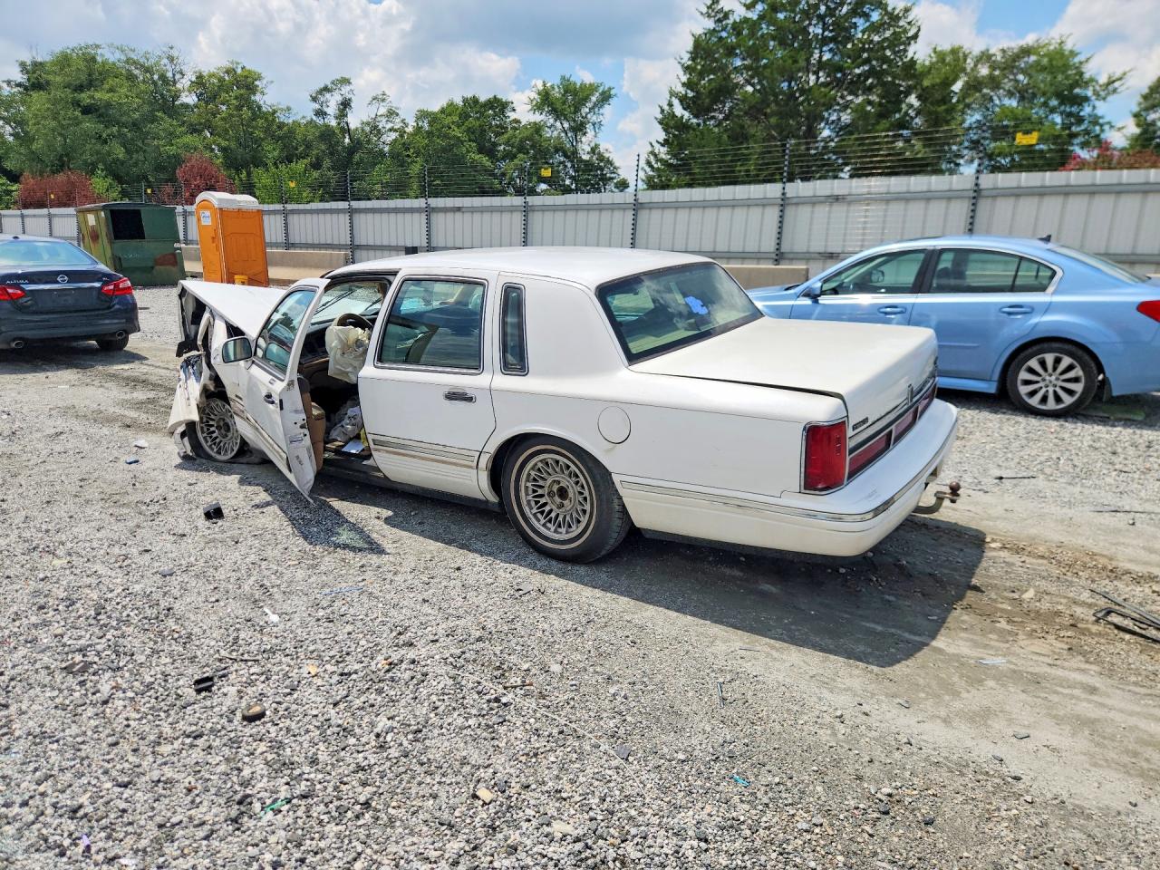 1996 Lincoln Town Car Executive White vin: 1LNLM81W6TY717314