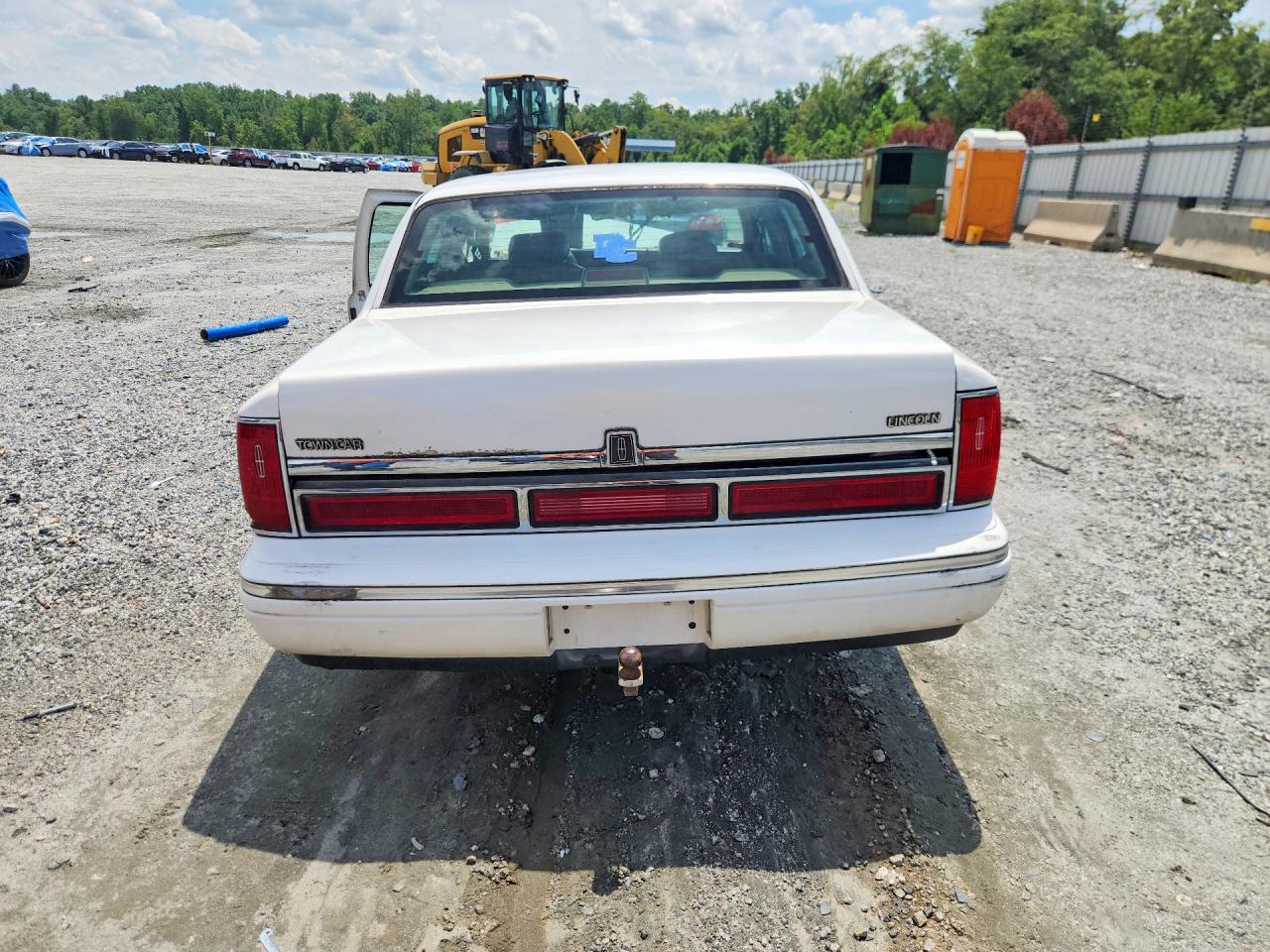 1996 Lincoln Town Car Executive White vin: 1LNLM81W6TY717314