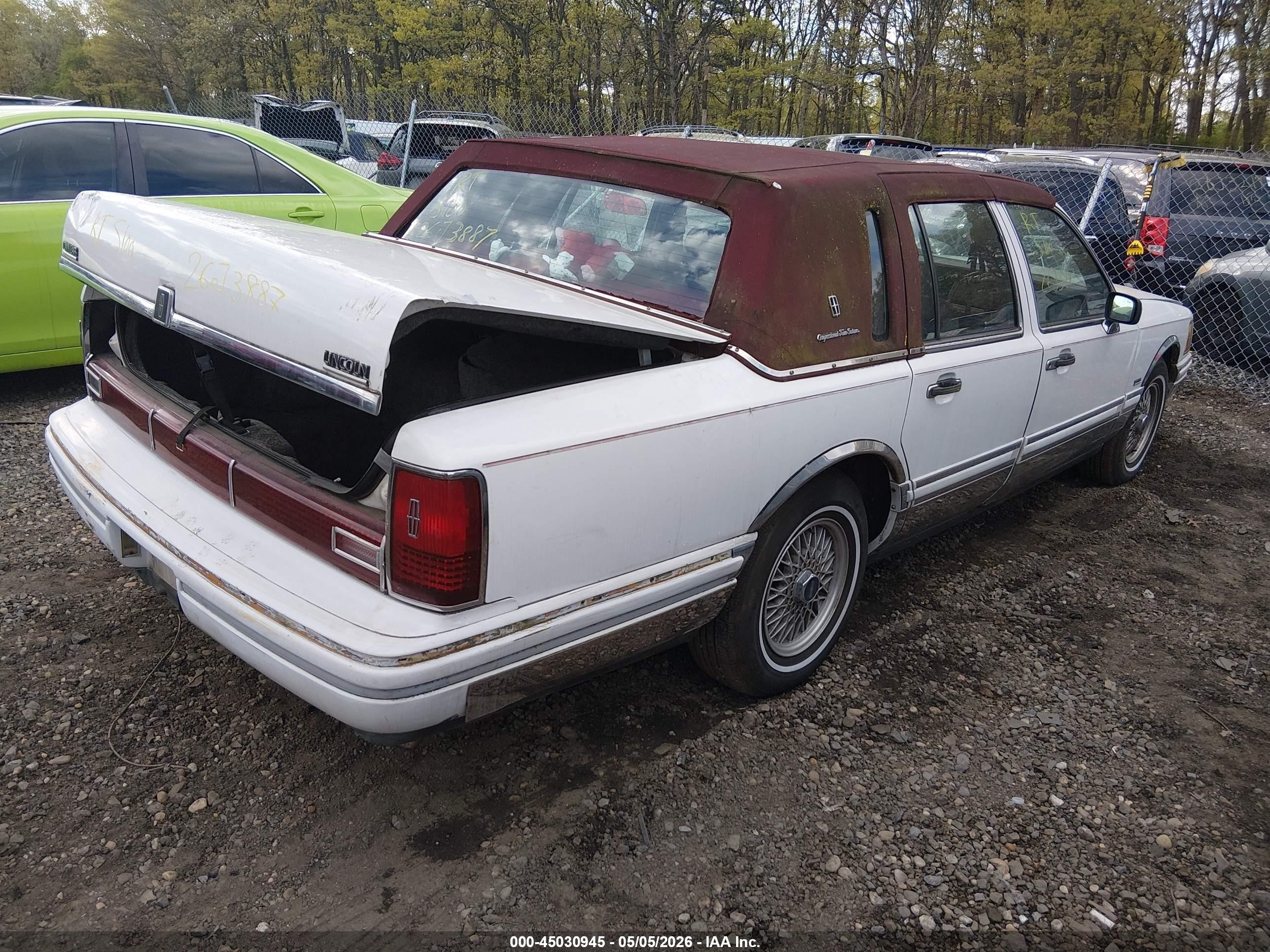 1993 Lincoln Town Car Executive White vin: 1LNLM81W7PY762543