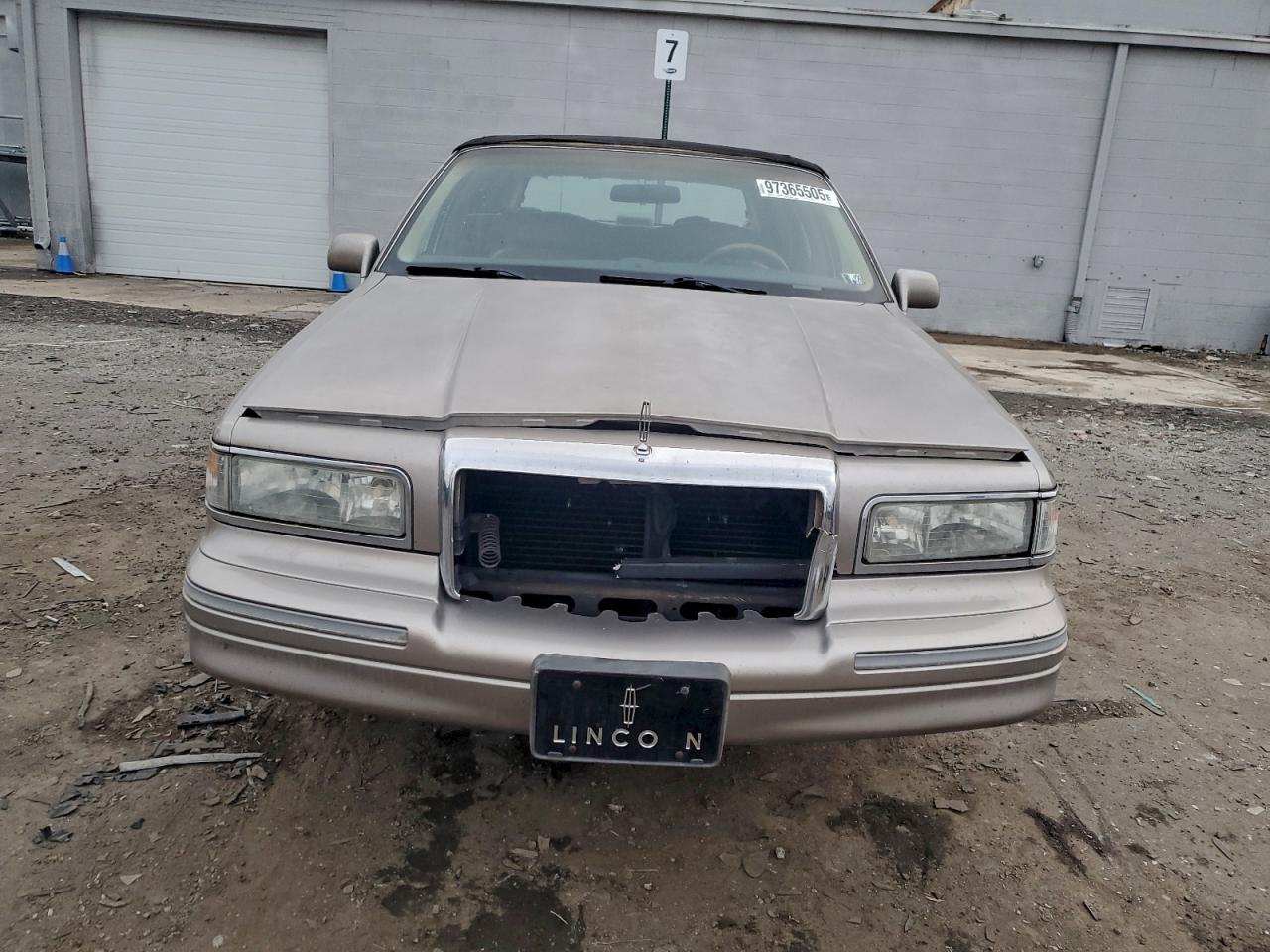 1995 Lincoln Town Car Executive Beige vin: 1LNLM81W7SY603062
