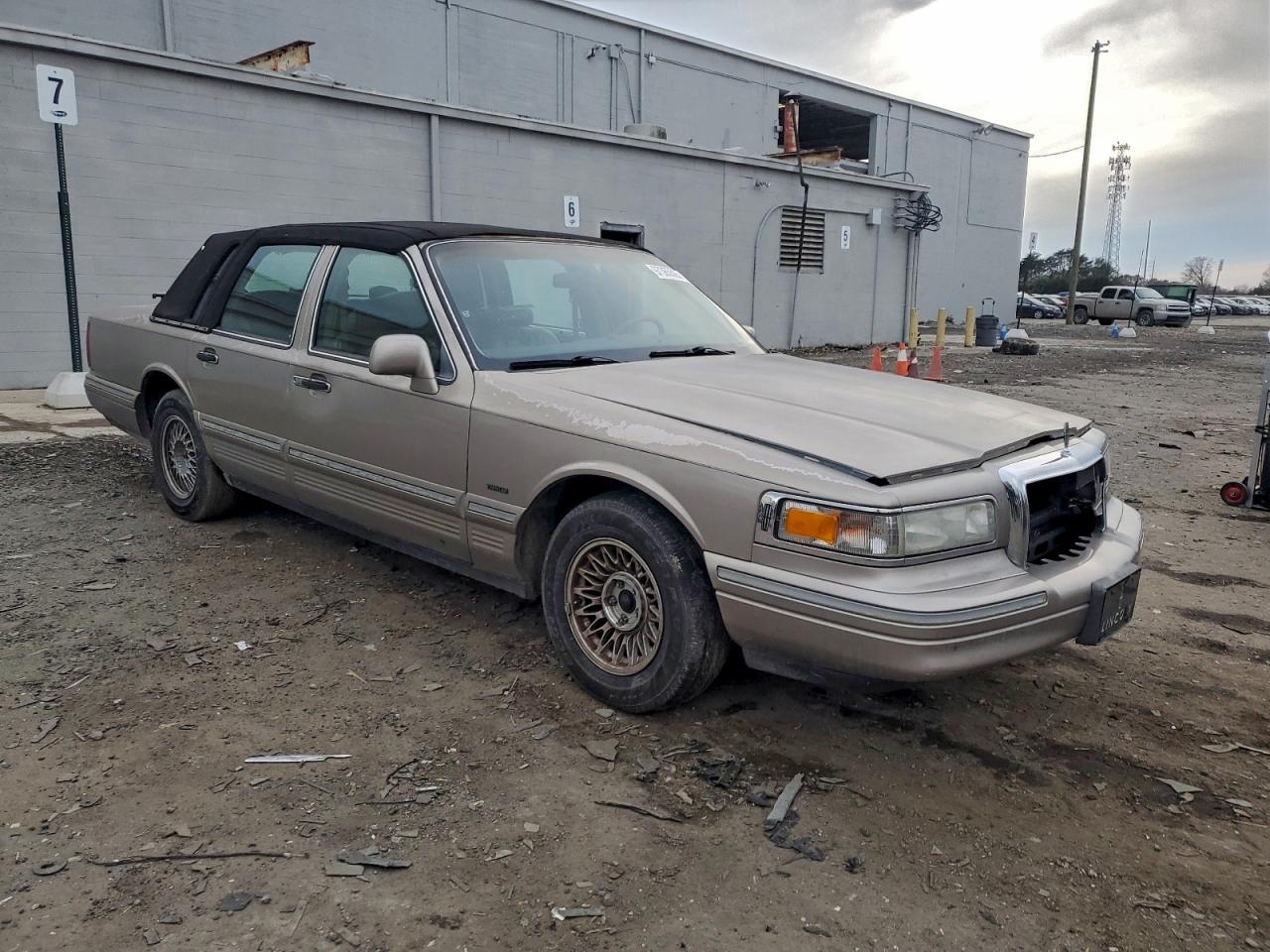 1995 Lincoln Town Car Executive Beige vin: 1LNLM81W7SY603062