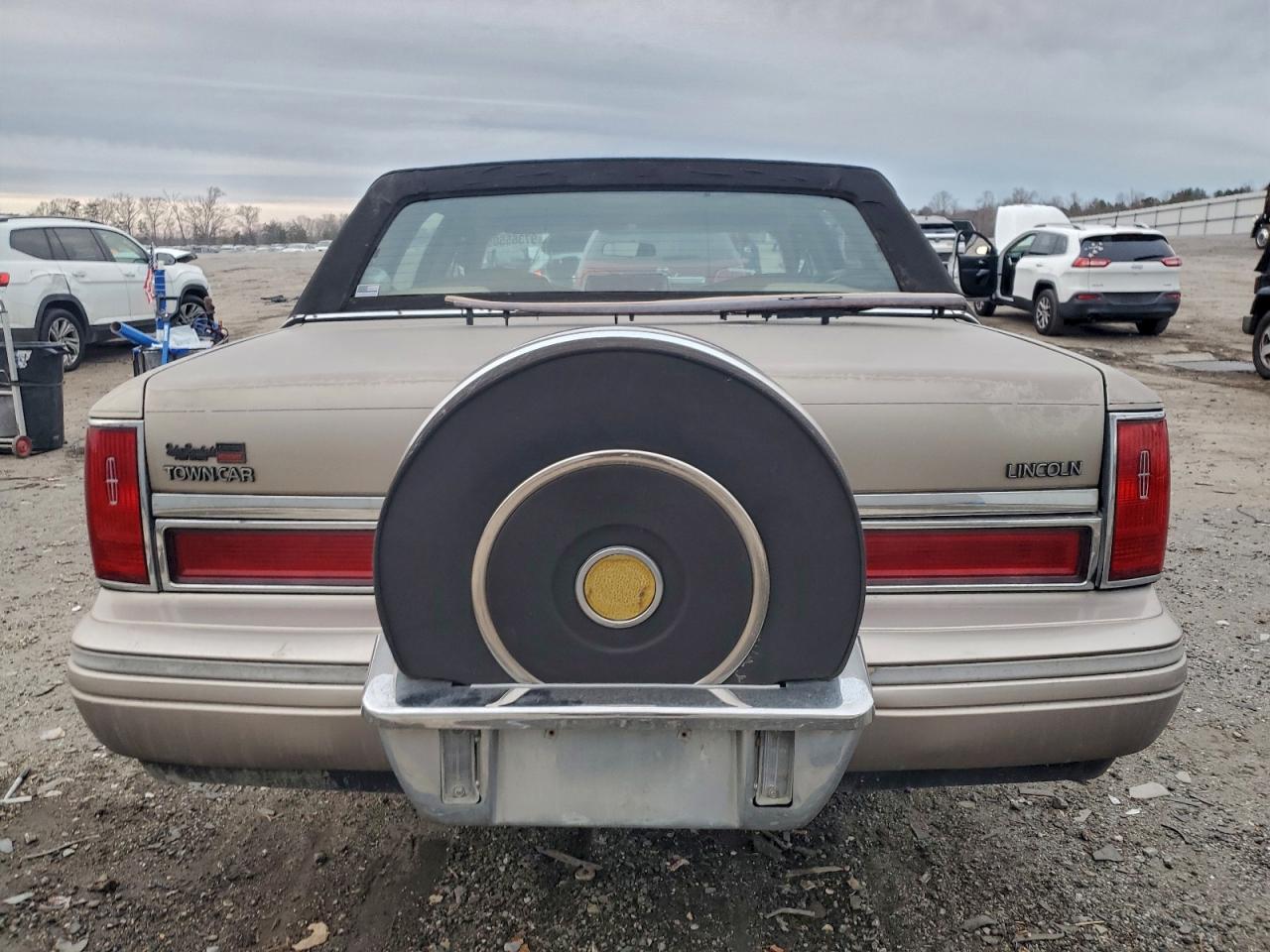 1995 Lincoln Town Car Executive Beige vin: 1LNLM81W7SY603062