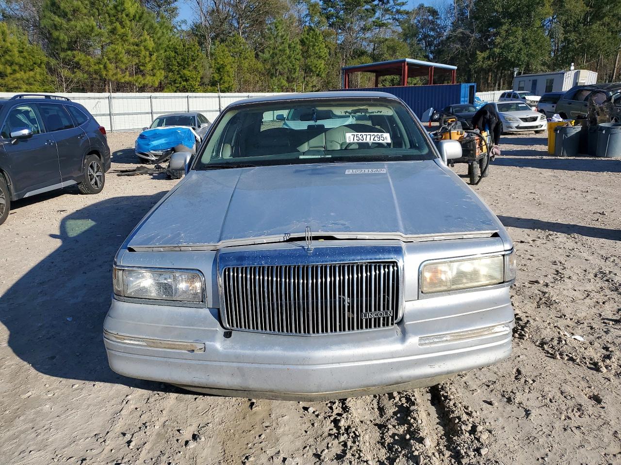 1995 Lincoln Town Car Executive Серебряный vin: 1LNLM81W7SY632173