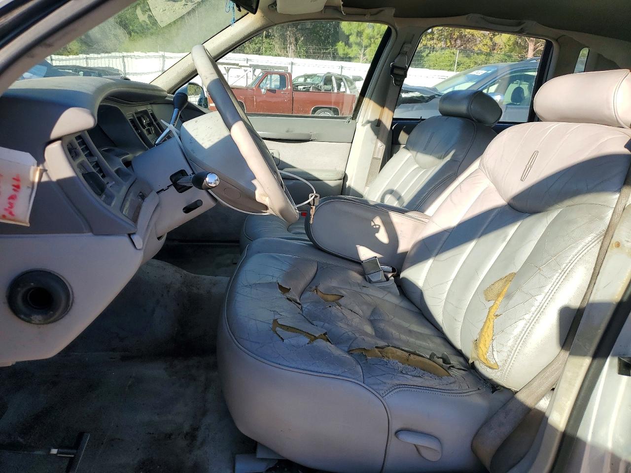 1995 Lincoln Town Car Executive Серебряный vin: 1LNLM81W7SY632173