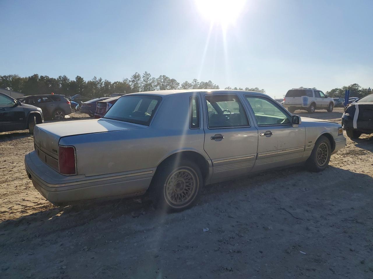 1995 Lincoln Town Car Executive Серебряный vin: 1LNLM81W7SY632173