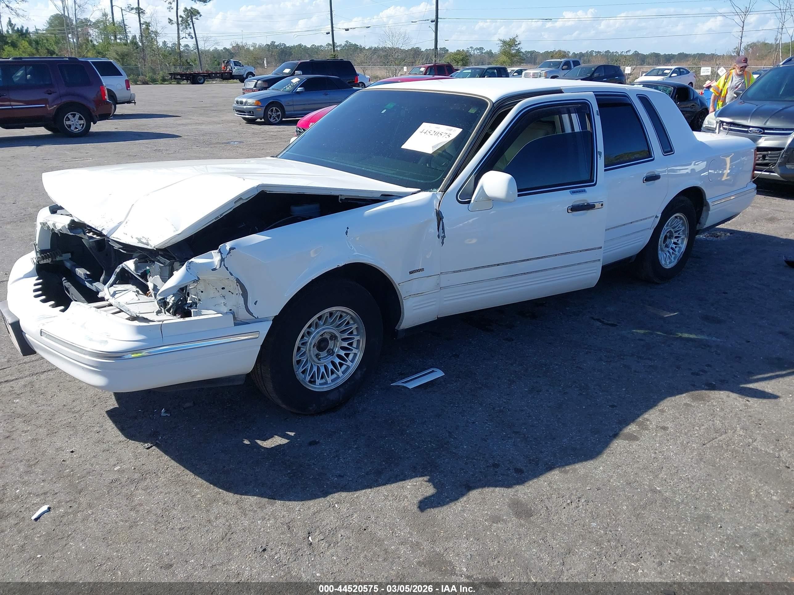 1996 Lincoln Town Car Executive White vin: 1LNLM81W7TY726393
